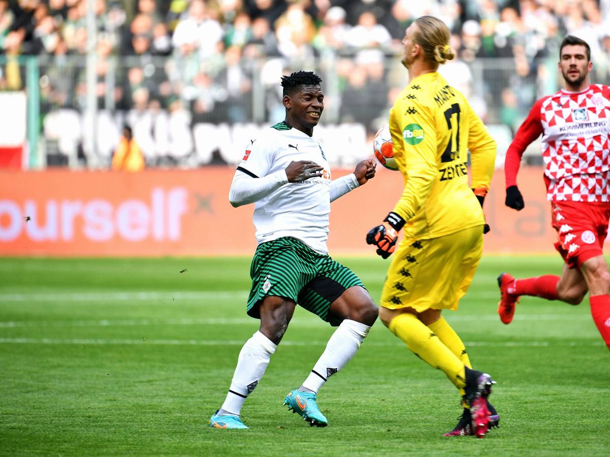 Gladbach-Stürmer Breel Embolo (l.) und Mainz-Schlussmann Robin Zentner (r.) im Bundesliga-Duell am Sonntag (3. April 2022) im Borussia-Park. Zentner und Embolo im Zweikampf um den Ball.