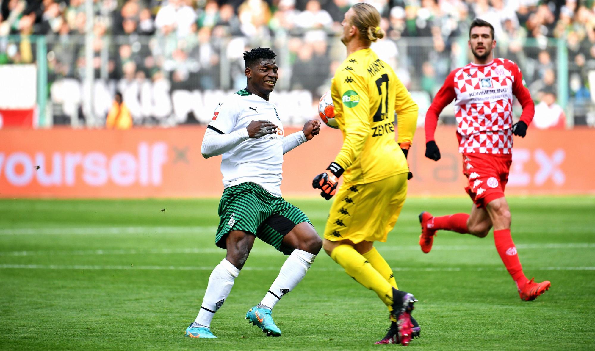 Gladbach-Stürmer Breel Embolo (l.) und Mainz-Schlussmann Robin Zentner (r.) im Bundesliga-Duell am Sonntag (3. April 2022) im Borussia-Park. Zentner und Embolo im Zweikampf um den Ball.