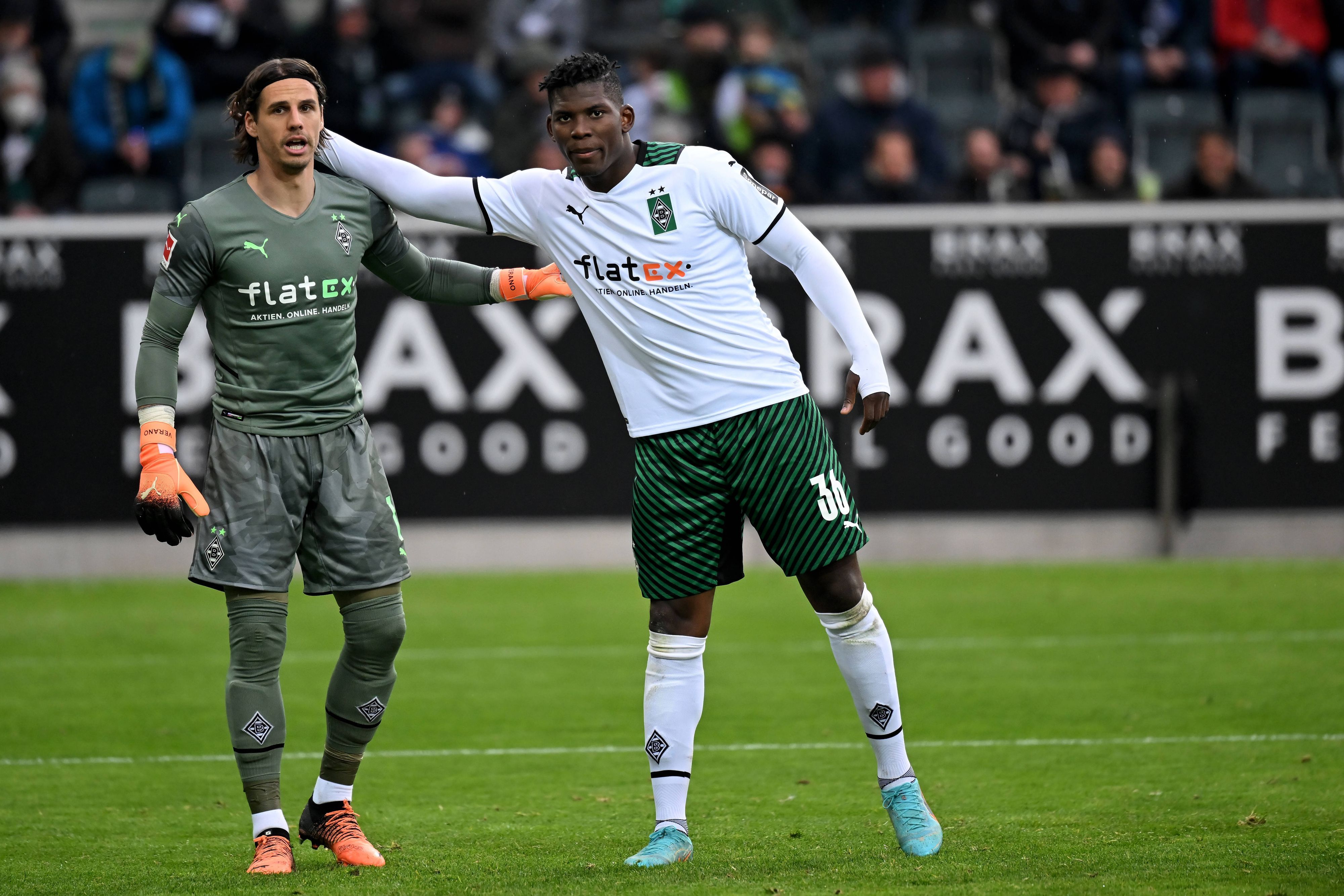 Gladbach-Stürmer und Torschütze Breel Embolo (r.) gratuliert seinem Torhüter und Schweizer Landsmann Yann Sommer zu einer seiner Top-Paraden beim 1:1 gegen Mainz 05 im Borussia-Park. (3. April 2022). Beide Spieler klatschen sich ab.