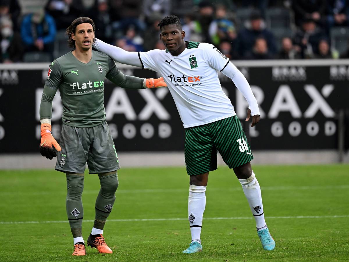 Gladbach-Stürmer und Torschütze Breel Embolo (r.) gratuliert seinem Torhüter und Schweizer Landsmann Yann Sommer zu einer seiner Top-Paraden beim 1:1 gegen Mainz 05 im Borussia-Park. (3. April 2022). Beide Spieler klatschen sich ab.
