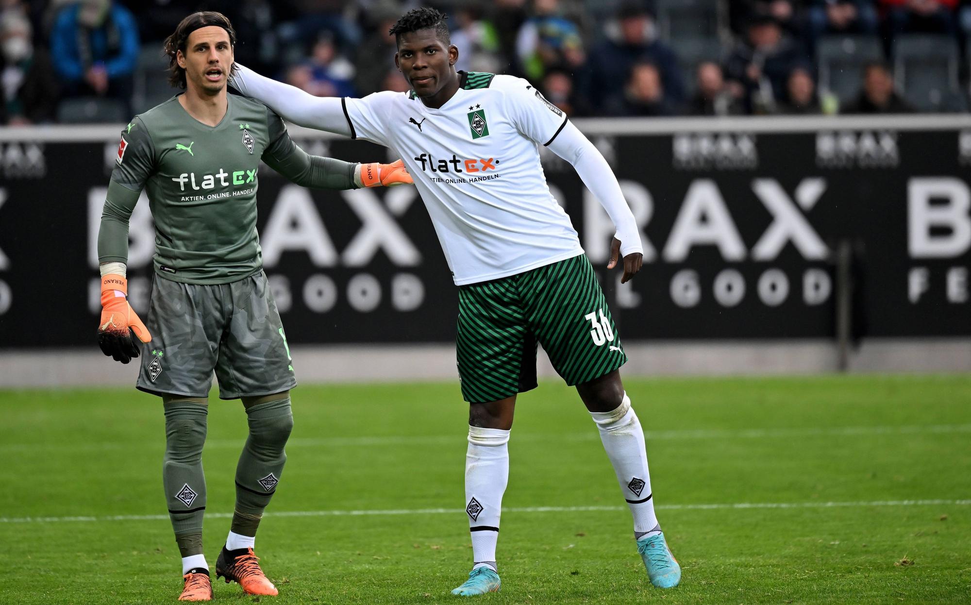 Gladbach-Stürmer und Torschütze Breel Embolo (r.) gratuliert seinem Torhüter und Schweizer Landsmann Yann Sommer zu einer seiner Top-Paraden beim 1:1 gegen Mainz 05 im Borussia-Park. (3. April 2022). Beide Spieler klatschen sich ab.