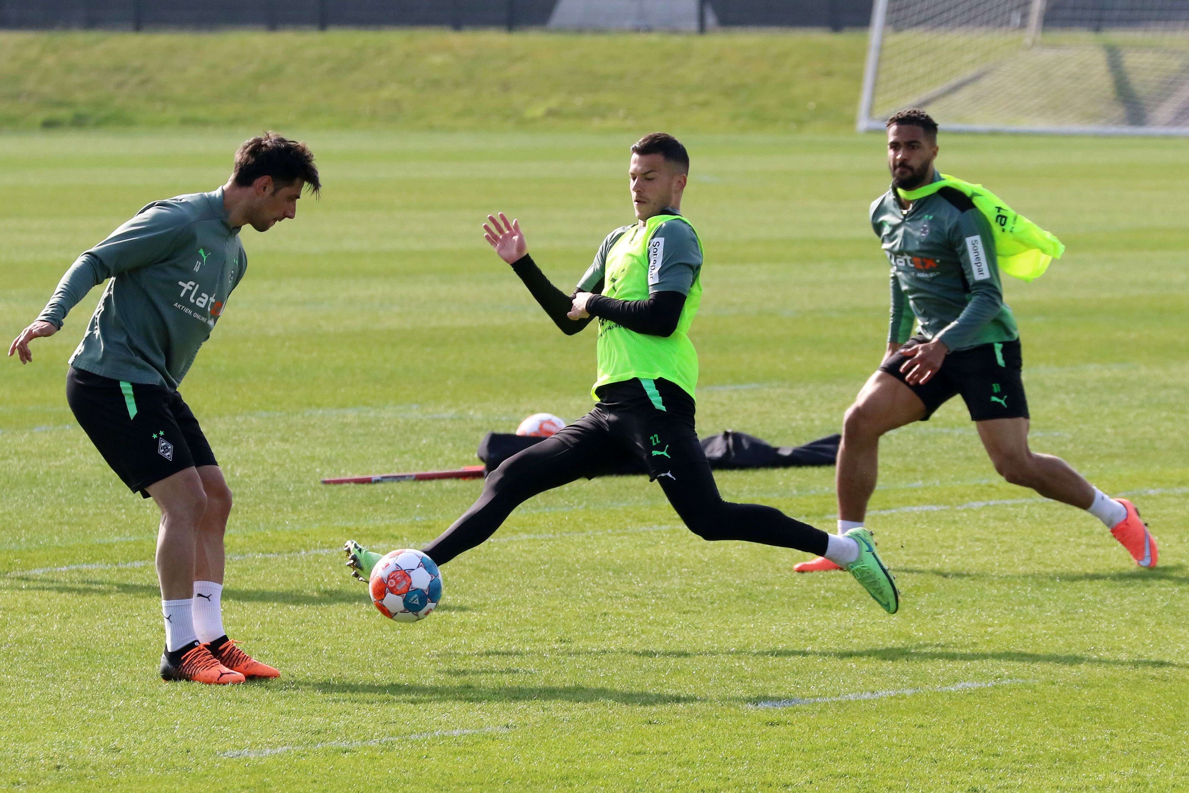 Das Team von Borussia Mönchengladbach startet am Mittwoch (6. April 2022) in die Vorbereitung auf das Auswärtsspiel bei Greuther Fürth. auf dem Foto sind Lars Stindl (l), László Bénes (Mitte) und Keanan Bennetts (r.) bei einer Einheit am 30. April zu sehen.