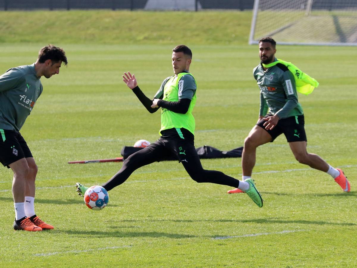Das Team von Borussia Mönchengladbach startet am Mittwoch (6. April 2022) in die Vorbereitung auf das Auswärtsspiel bei Greuther Fürth. auf dem Foto sind Lars Stindl (l), László Bénes (Mitte) und Keanan Bennetts (r.) bei einer Einheit am 30. April zu sehen.