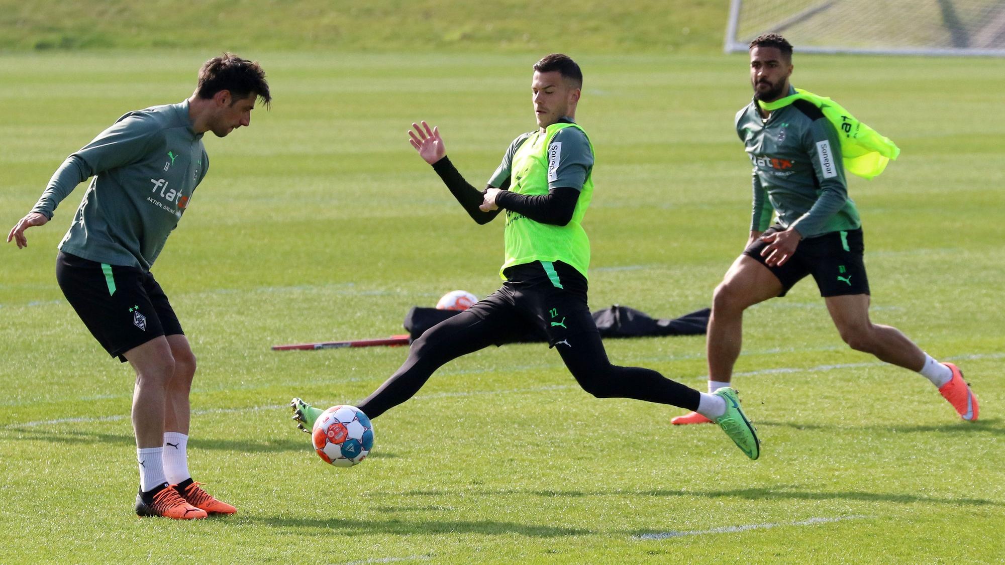 Das Team von Borussia Mönchengladbach startet am Mittwoch (6. April 2022) in die Vorbereitung auf das Auswärtsspiel bei Greuther Fürth. auf dem Foto sind Lars Stindl (l), László Bénes (Mitte) und Keanan Bennetts (r.) bei einer Einheit am 30. April zu sehen.