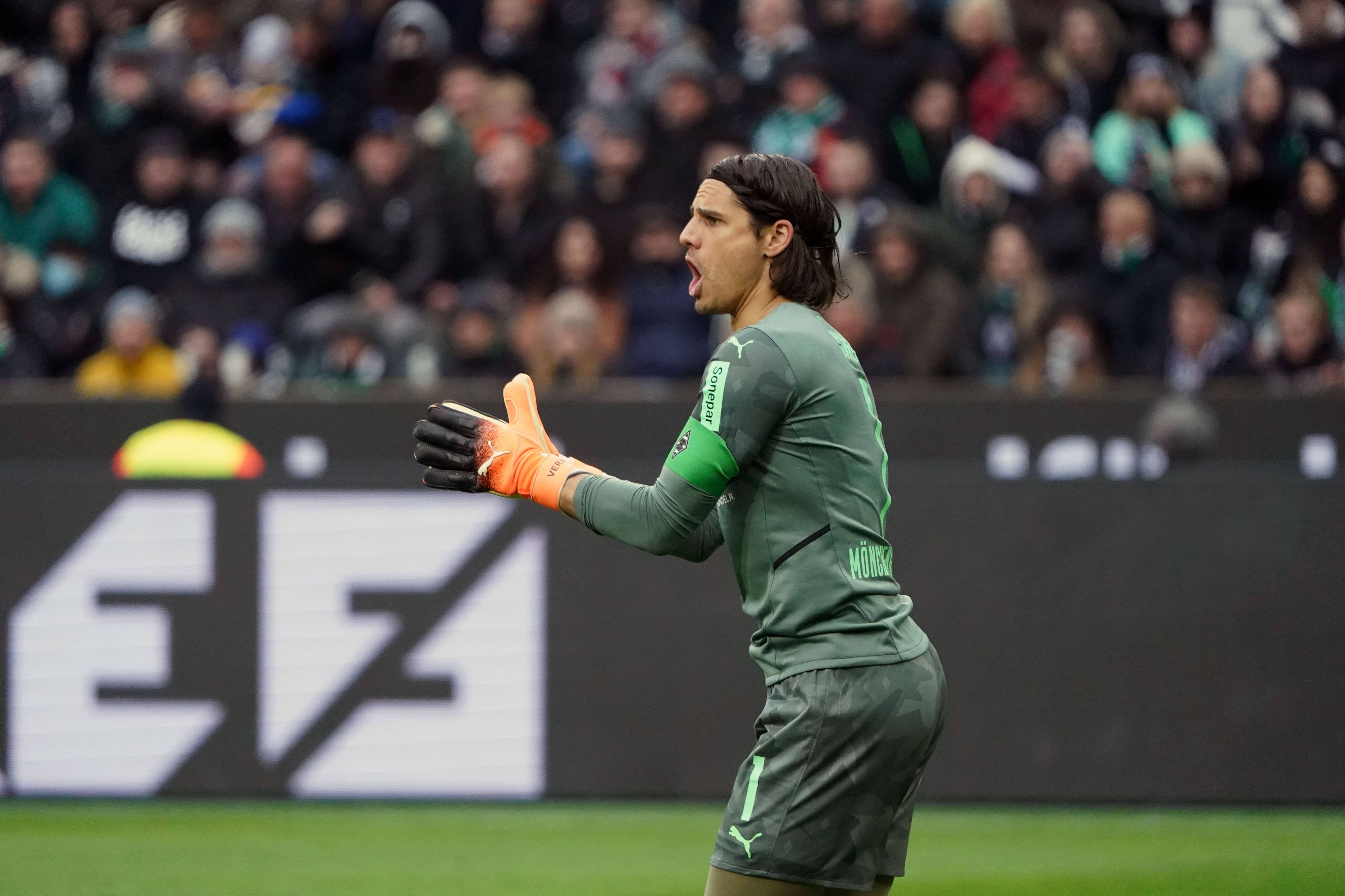 Yann Sommer, Torhüter von Borussia Mönchengladbach, klatscht am 3. April 2022 beim Heimspiel gegen Mainz 05.