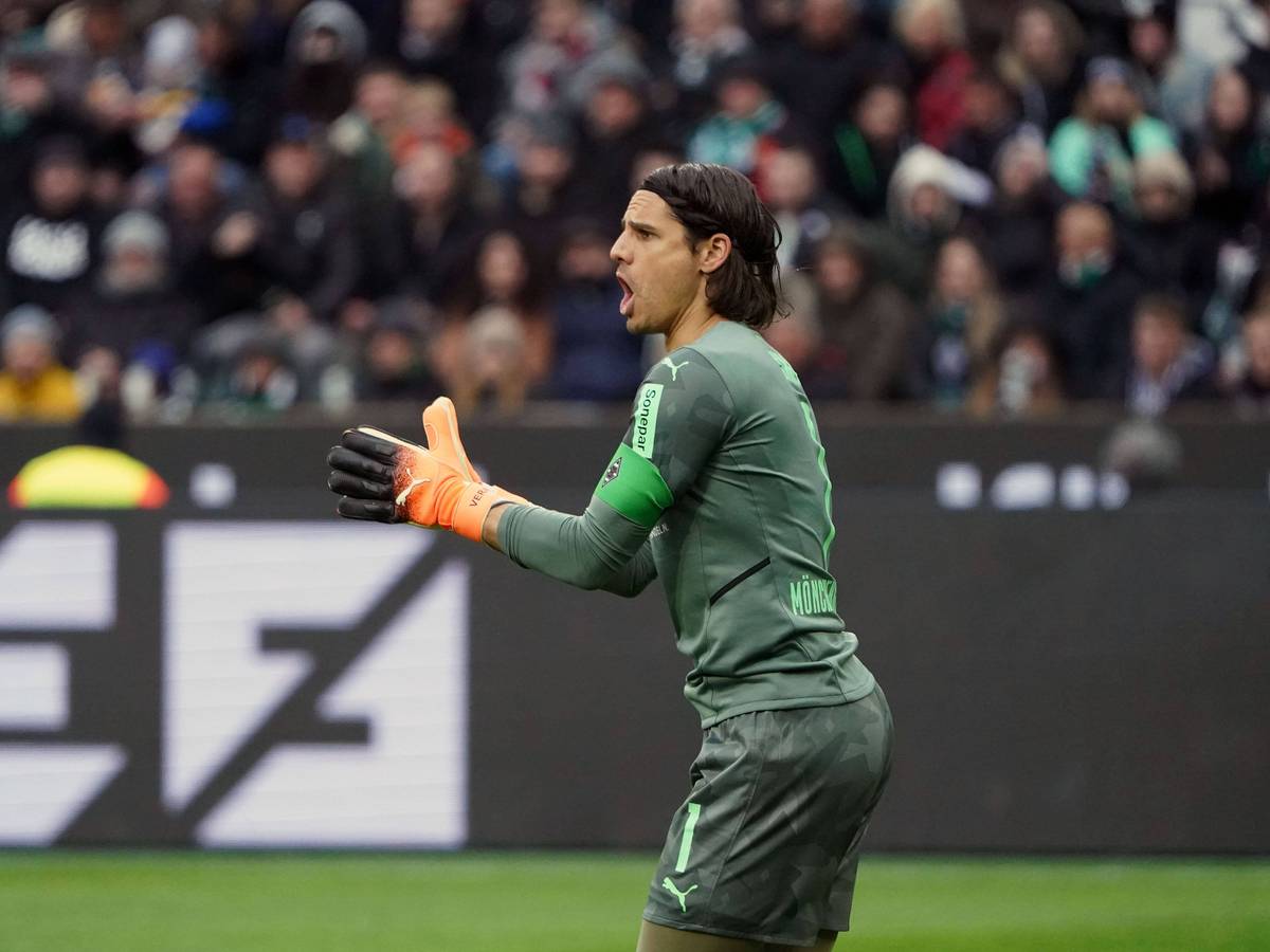 Yann Sommer, Torhüter von Borussia Mönchengladbach, klatscht am 3. April 2022 beim Heimspiel gegen Mainz 05.