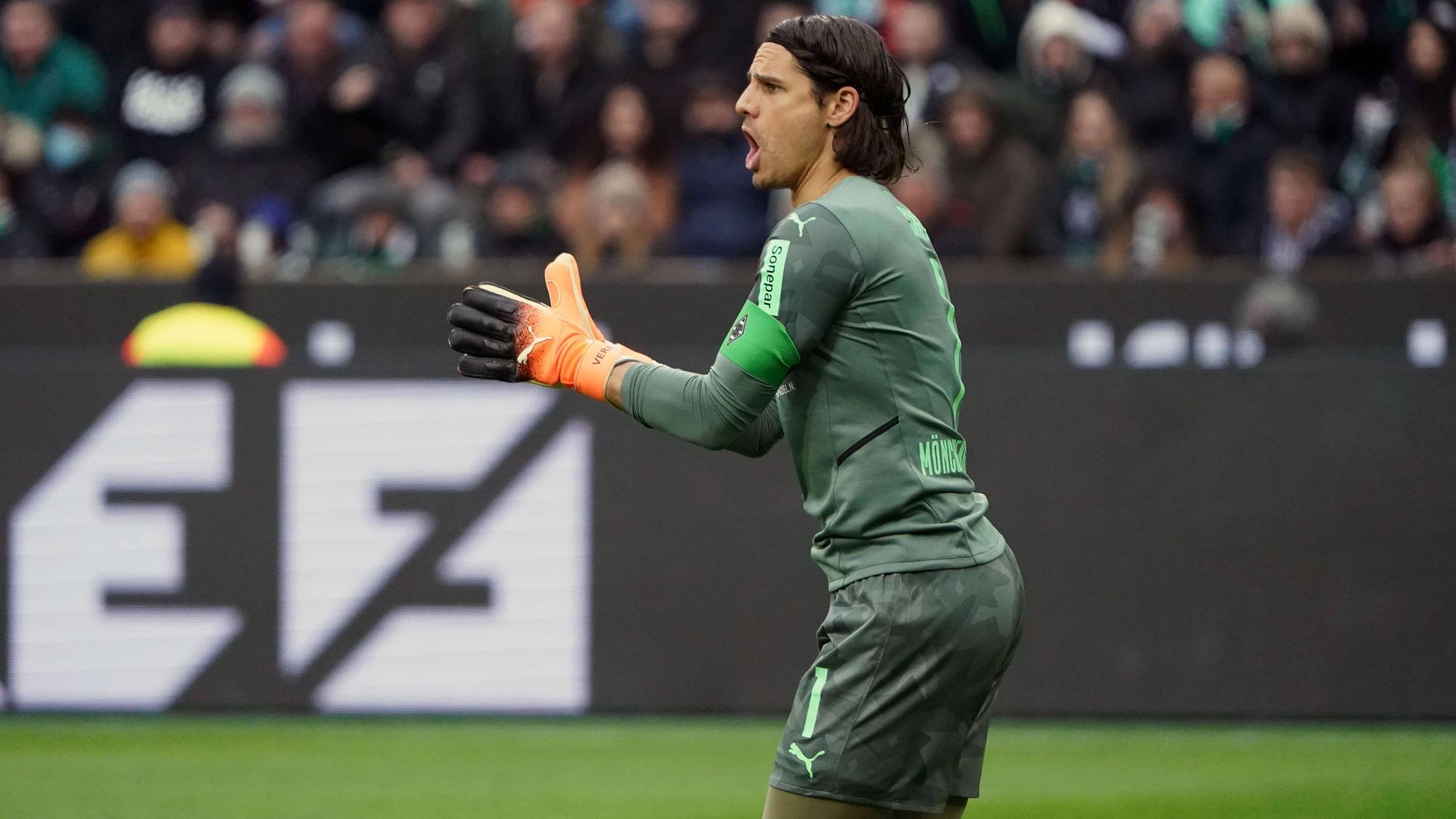 Yann Sommer, Torhüter von Borussia Mönchengladbach, klatscht am 3. April 2022 beim Heimspiel gegen Mainz 05.