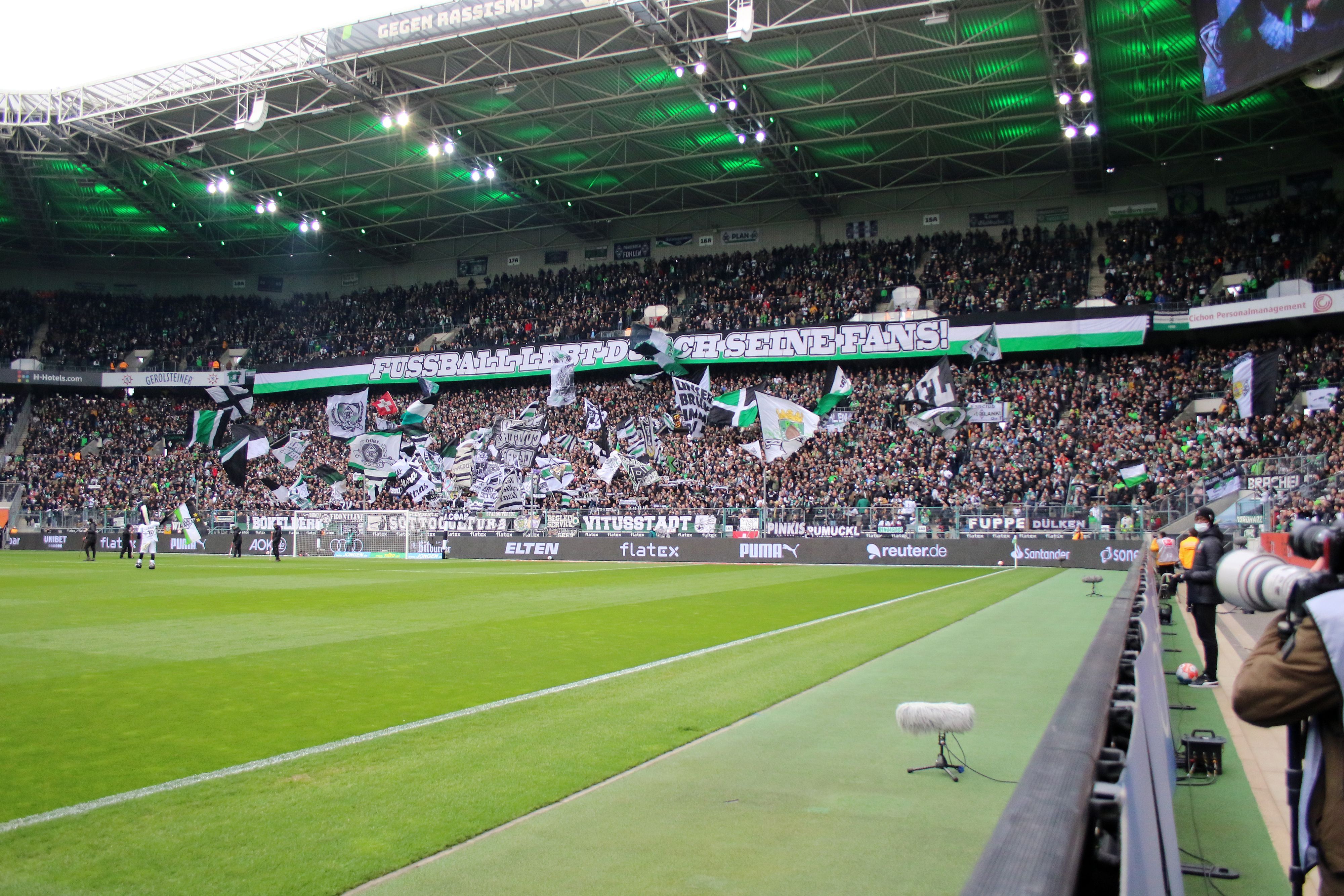 Fans im Borussia-Park während des Bundesliga-Duells zwischen Borussia Mönchengladbach und Mainz 05 am 3. April 2022.