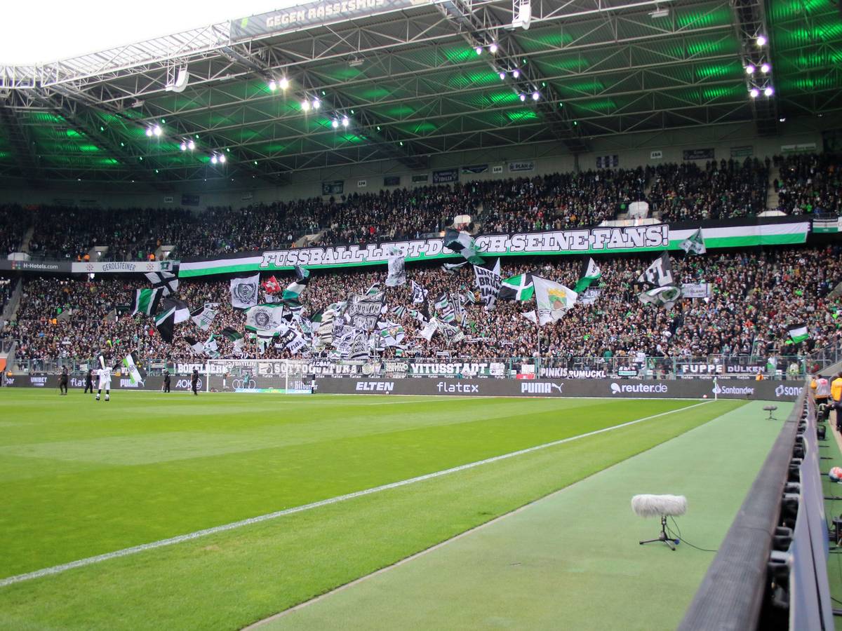 Fans im Borussia-Park während des Bundesliga-Duells zwischen Borussia Mönchengladbach und Mainz 05 am 3. April 2022.