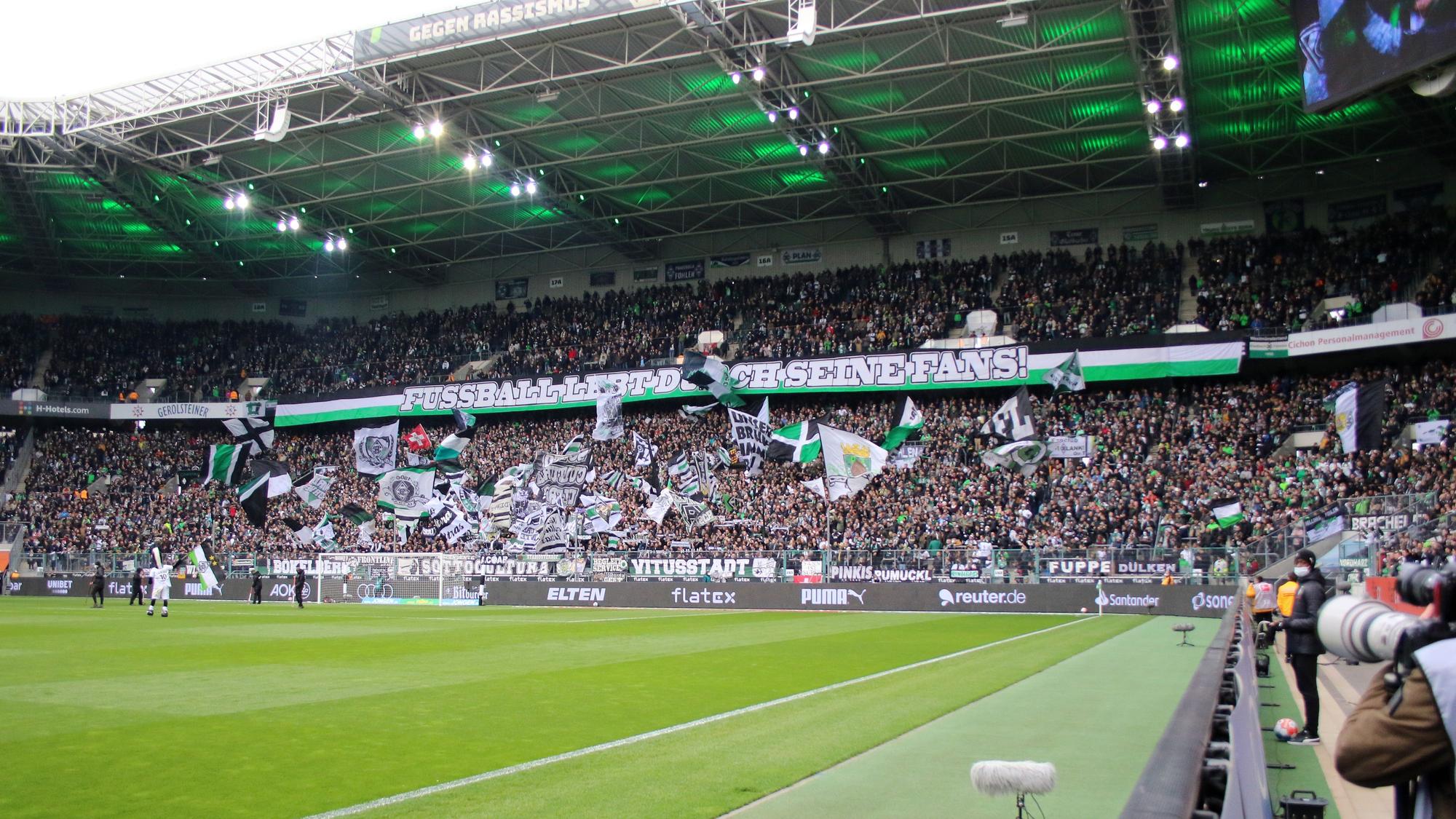 Fans im Borussia-Park während des Bundesliga-Duells zwischen Borussia Mönchengladbach und Mainz 05 am 3. April 2022.