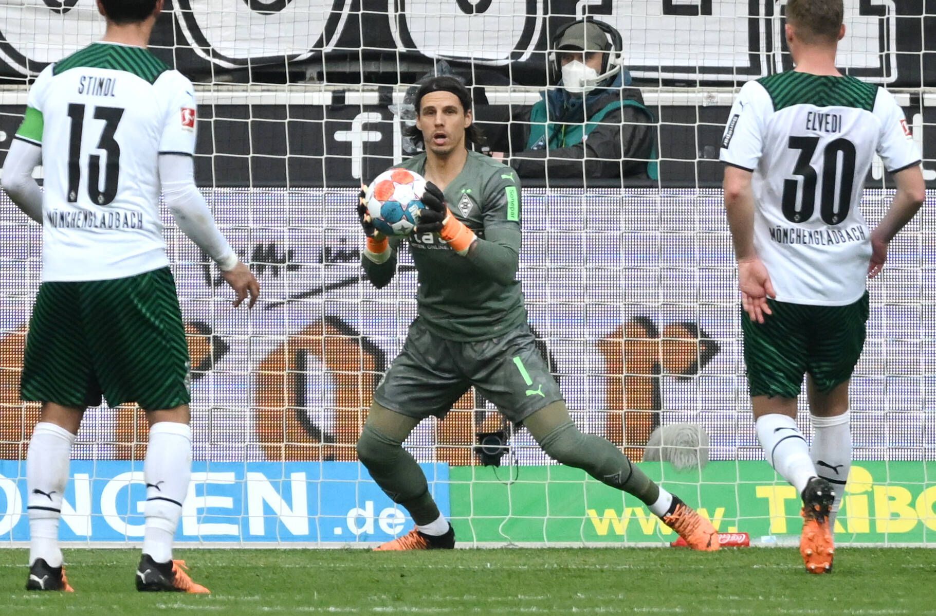 Torhüter Yann Sommer (M.) von Borussia Mönchengladbach. Auf diesem Foto ist der Schweizer Nationaltorhüter am 3. April 2022 während des Bundesliga-Spiels gegen Mainz 05 im Borussia-Park zu sehen. Sommer hält den Ball sicher fest.