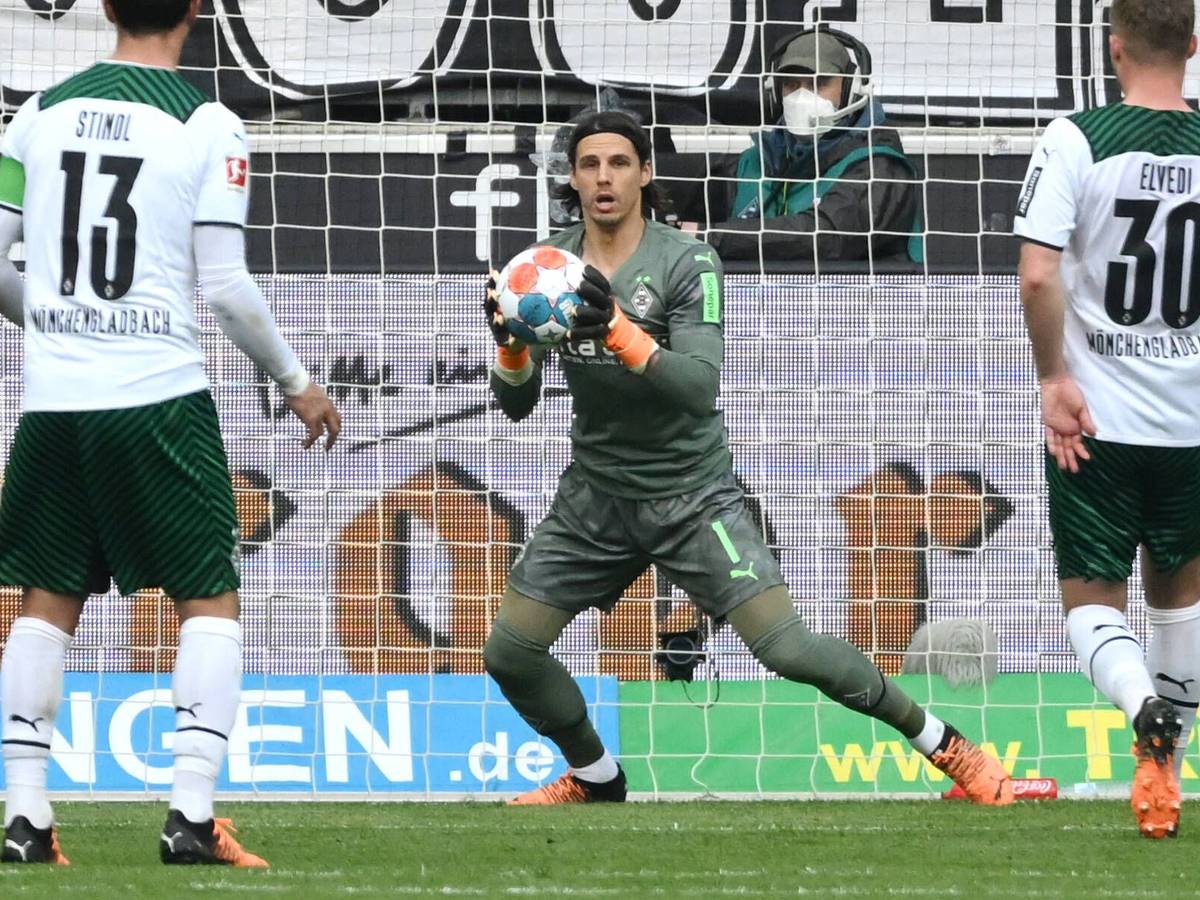 Torhüter Yann Sommer (M.) von Borussia Mönchengladbach. Auf diesem Foto ist der Schweizer Nationaltorhüter am 3. April 2022 während des Bundesliga-Spiels gegen Mainz 05 im Borussia-Park zu sehen. Sommer hält den Ball sicher fest.