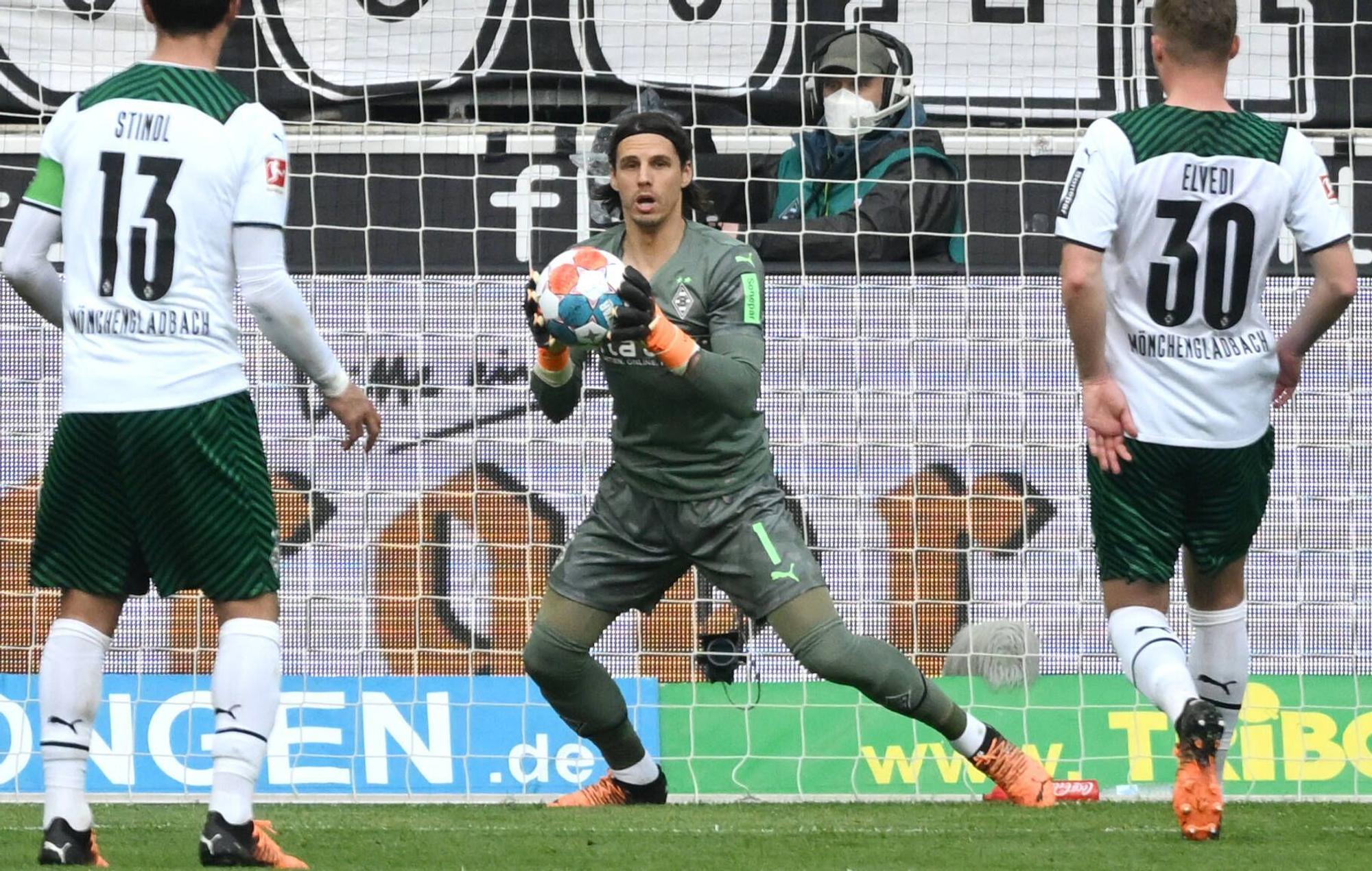 Torhüter Yann Sommer (M.) von Borussia Mönchengladbach. Auf diesem Foto ist der Schweizer Nationaltorhüter am 3. April 2022 während des Bundesliga-Spiels gegen Mainz 05 im Borussia-Park zu sehen. Sommer hält den Ball sicher fest.