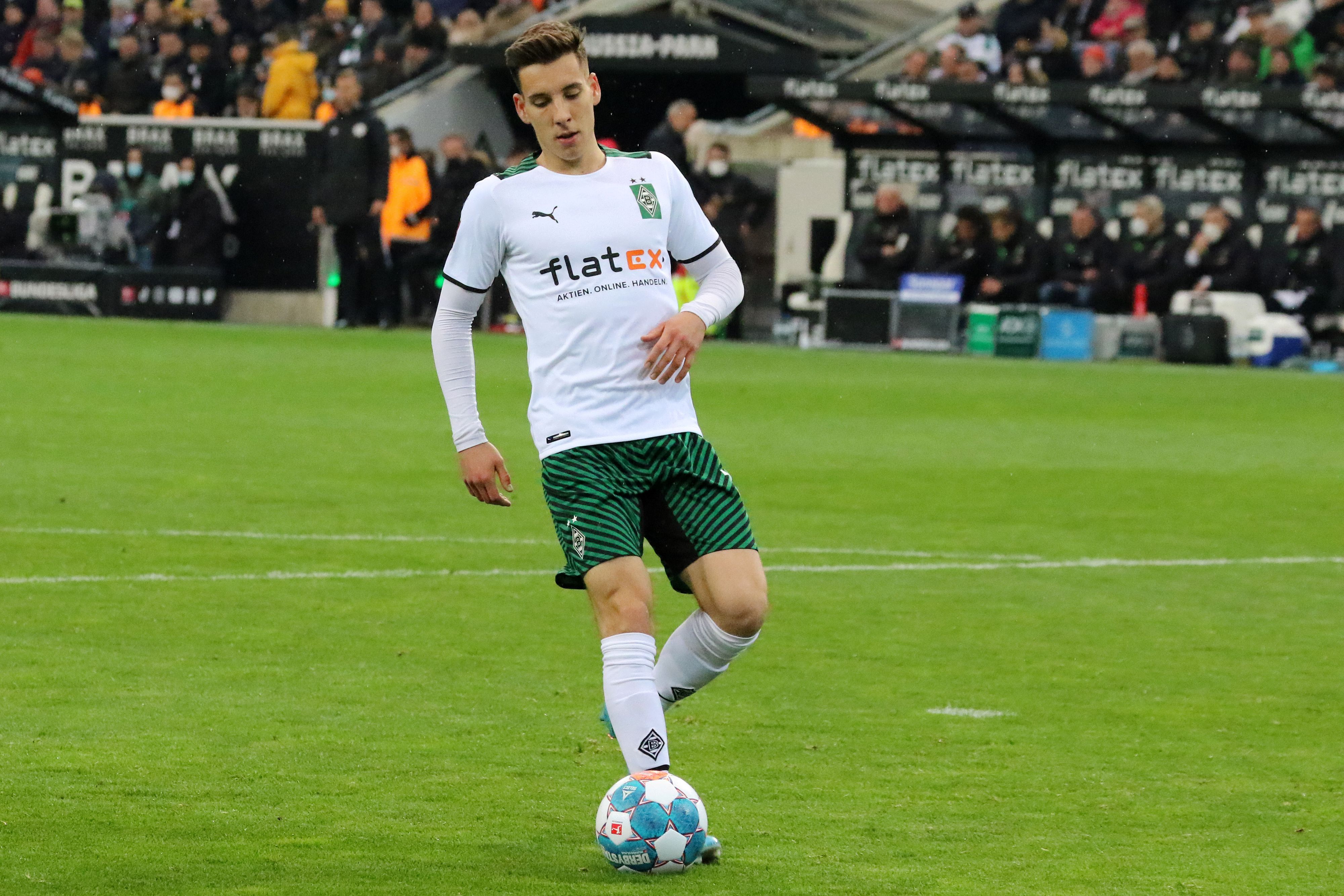 Conor Noß, Spieler von Borussia Mönchengladbach kontrolliert beim Bundesliga-Heimspiel gegen Mainz 05 am Sonntag (3. April 2022) im Borussia-Park den Ball.