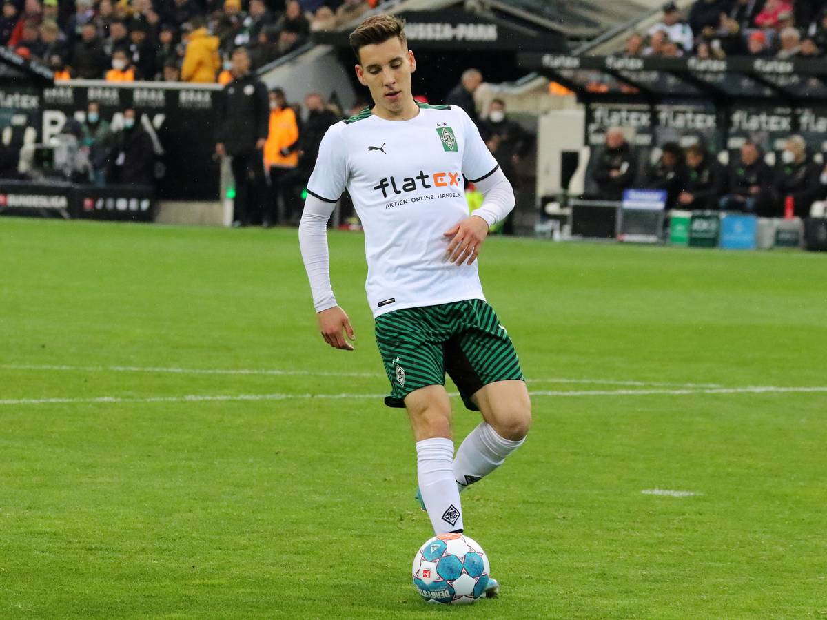 Conor Noß, Spieler von Borussia Mönchengladbach kontrolliert beim Bundesliga-Heimspiel gegen Mainz 05 am Sonntag (3. April 2022) im Borussia-Park den Ball.