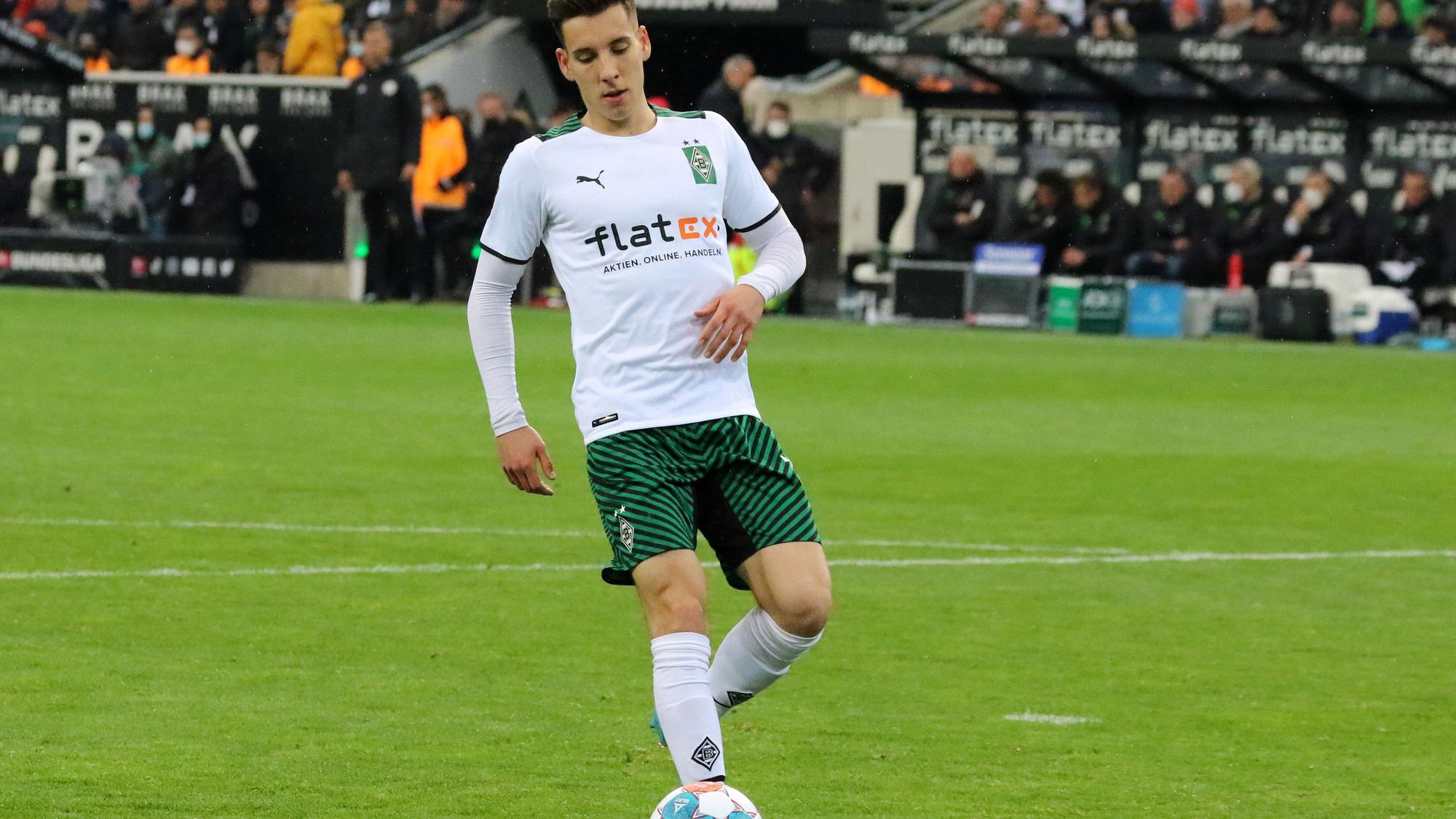 Conor Noß, Spieler von Borussia Mönchengladbach kontrolliert beim Bundesliga-Heimspiel gegen Mainz 05 am Sonntag (3. April 2022) im Borussia-Park den Ball.