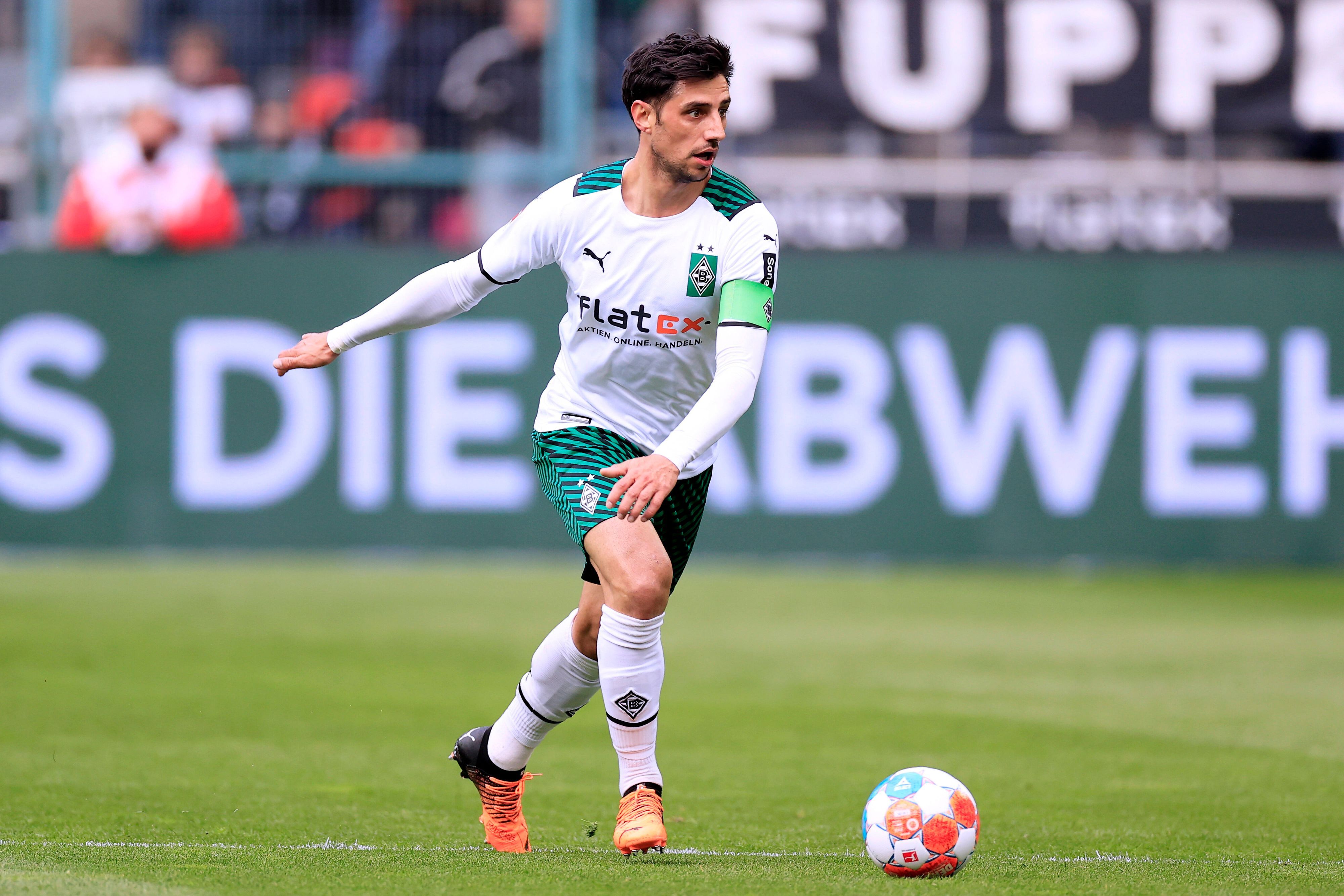 Lars Stindl, Kapitän von Borussia Mönchengladbach, am Ball während des Bundesliga-Spiels gegen Mainz 05 am 3. April 2022 im Borussia-Park.