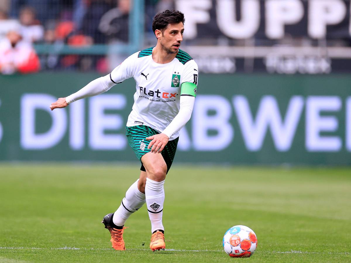Lars Stindl, Kapitän von Borussia Mönchengladbach, am Ball während des Bundesliga-Spiels gegen Mainz 05 am 3. April 2022 im Borussia-Park.