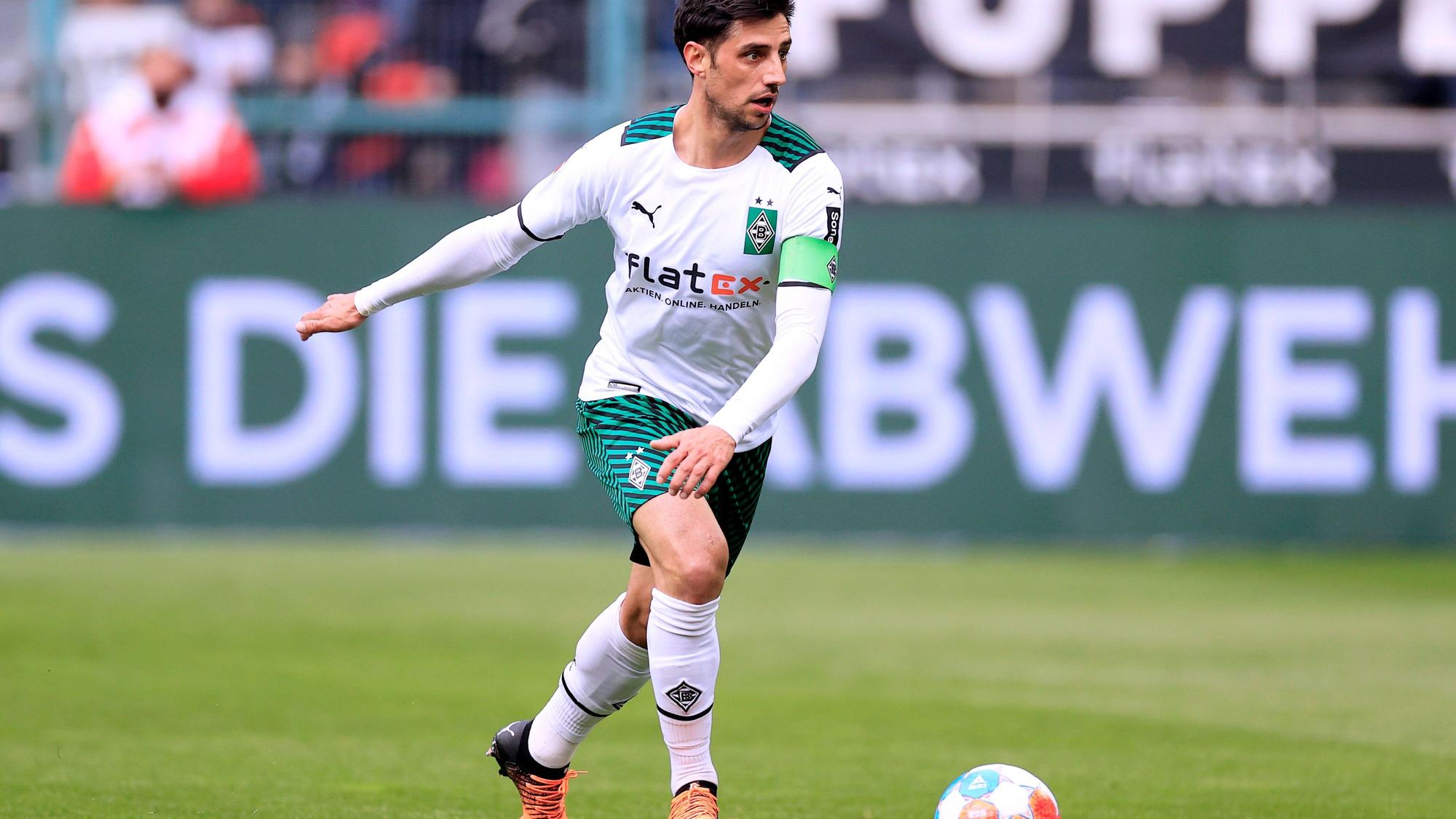 Lars Stindl, Kapitän von Borussia Mönchengladbach, am Ball während des Bundesliga-Spiels gegen Mainz 05 am 3. April 2022 im Borussia-Park.