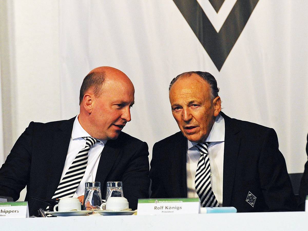 Finanzboss Stephan Schippers (l.) und Präsident Rolf Königs von Fußball-Bundesligist Borussia Mönchengladbach am 16. April 2018 im Borussia-Park. Beide sprechen miteinander.