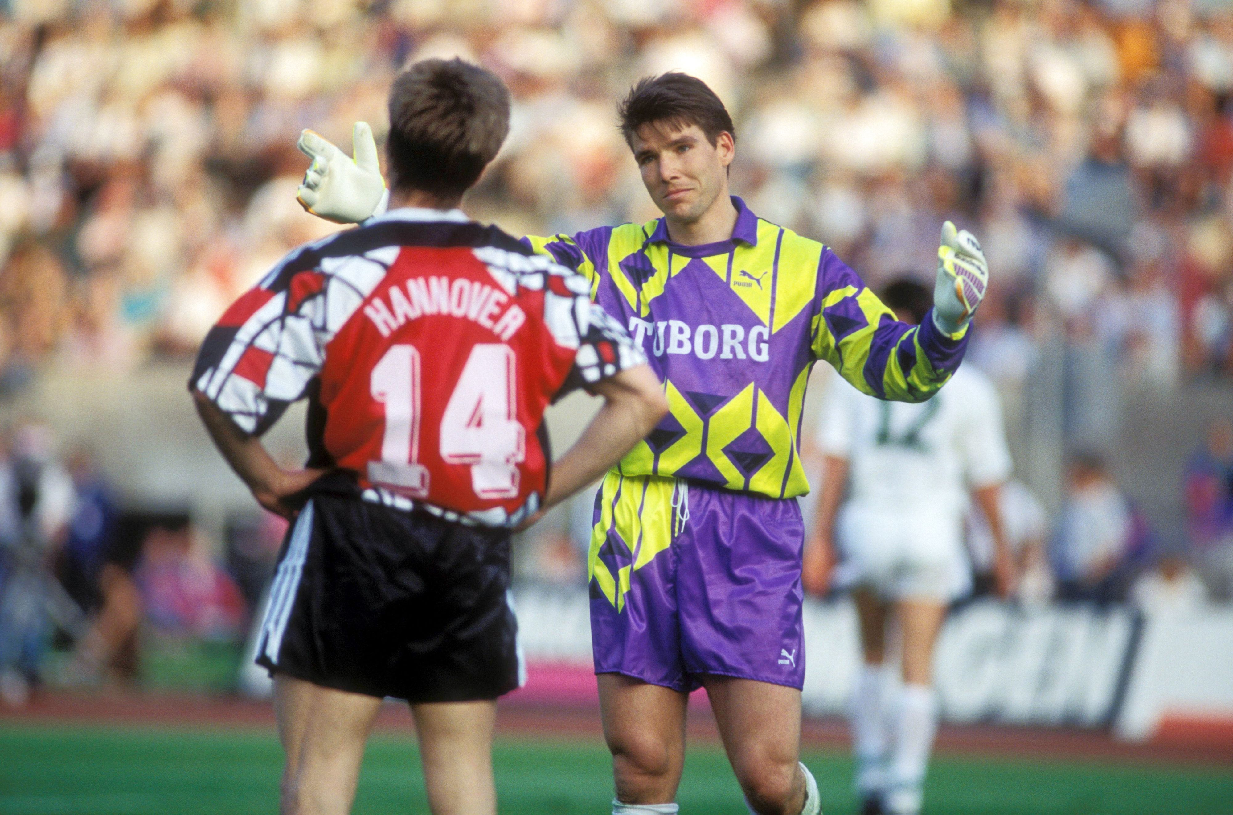 Torhüter Uwe Kamps (r.) im Gespräch mit Uwe Jursch (l.) von Hannover 96 während des DFB-Pokalfinales am 23. Mai 1992 im Berliner Olympiastadion. Kamps wirkt ratlos.