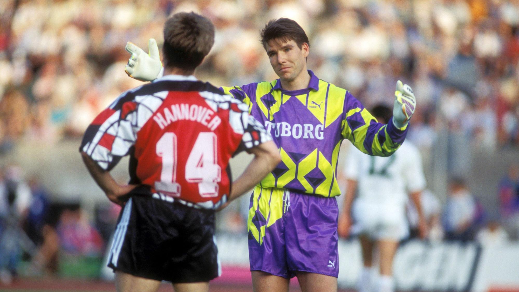 Torhüter Uwe Kamps (r.) im Gespräch mit Uwe Jursch (l.) von Hannover 96 während des DFB-Pokalfinales am 23. Mai 1992 im Berliner Olympiastadion. Kamps wirkt ratlos.