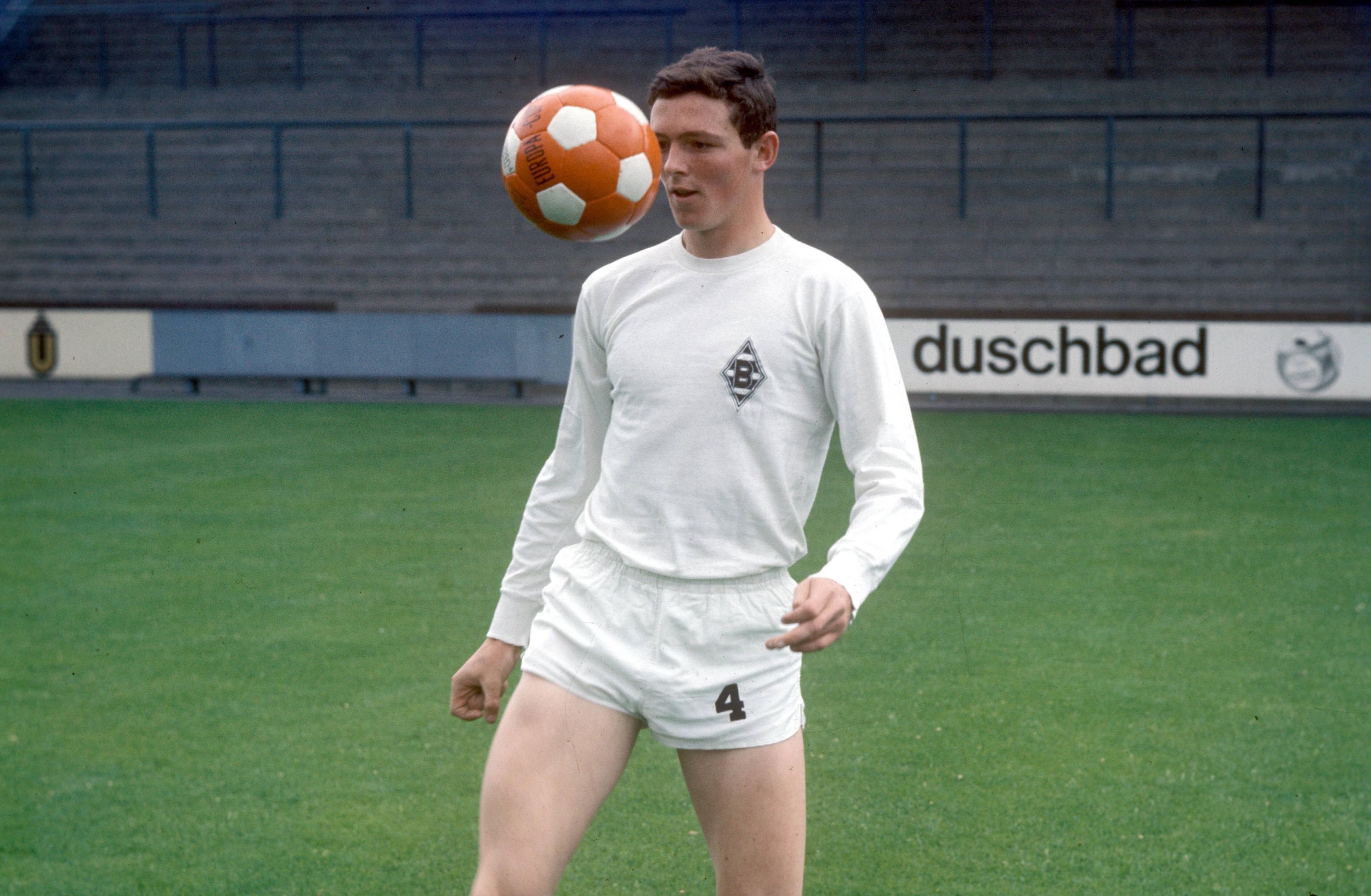 Gerd Zimmermann am 15. Juli 1968 im Trikot von Borussia Mönchengladbach. Er schießt den Ball hoch.