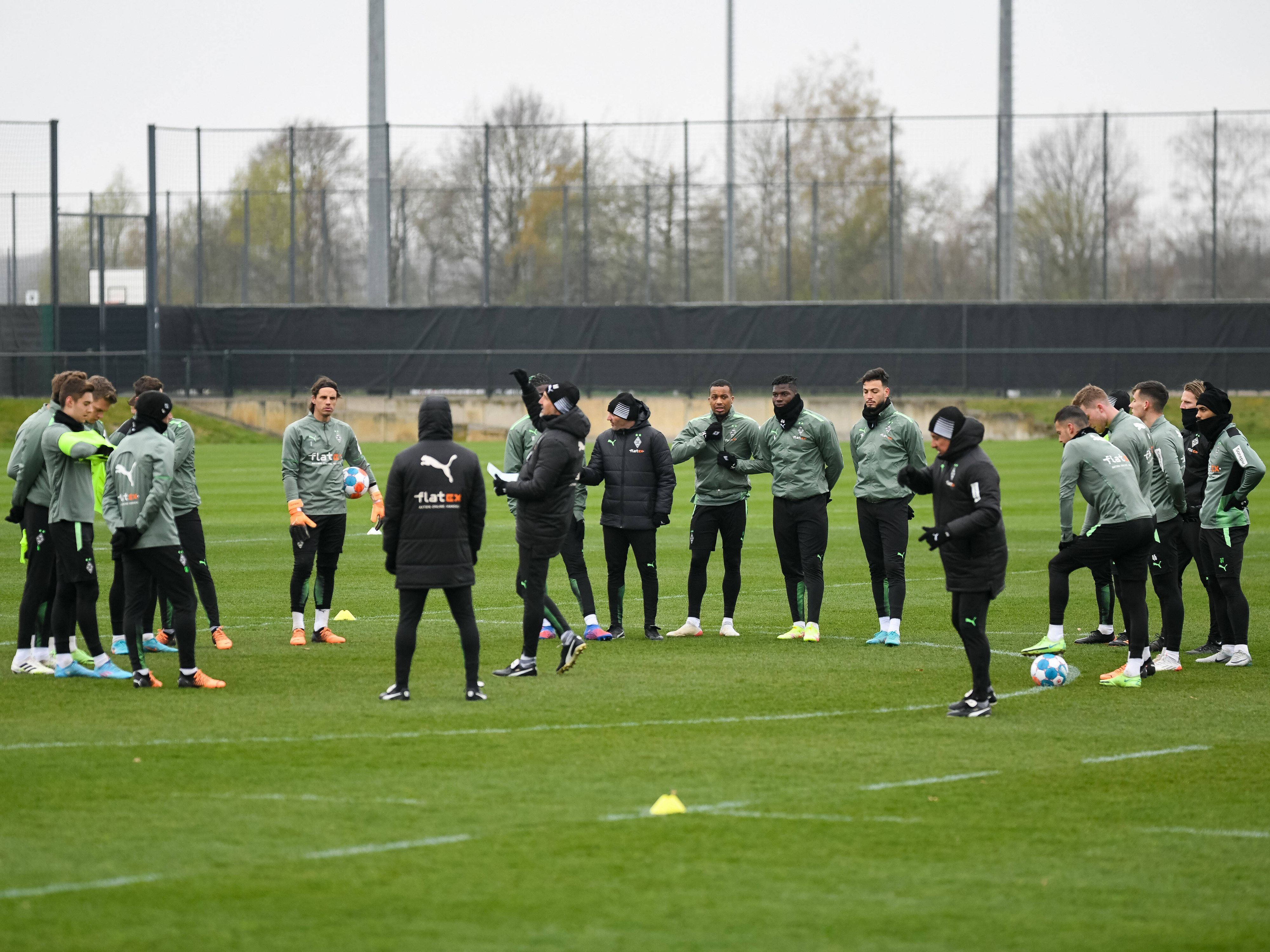 Cheftrainer Adi Hütter von Borussia Mönchengladbach, hier zu sehen am 1. April 2022, erklärt seinen Spielern eine Trainingsübung. Hütter gestikuliert.