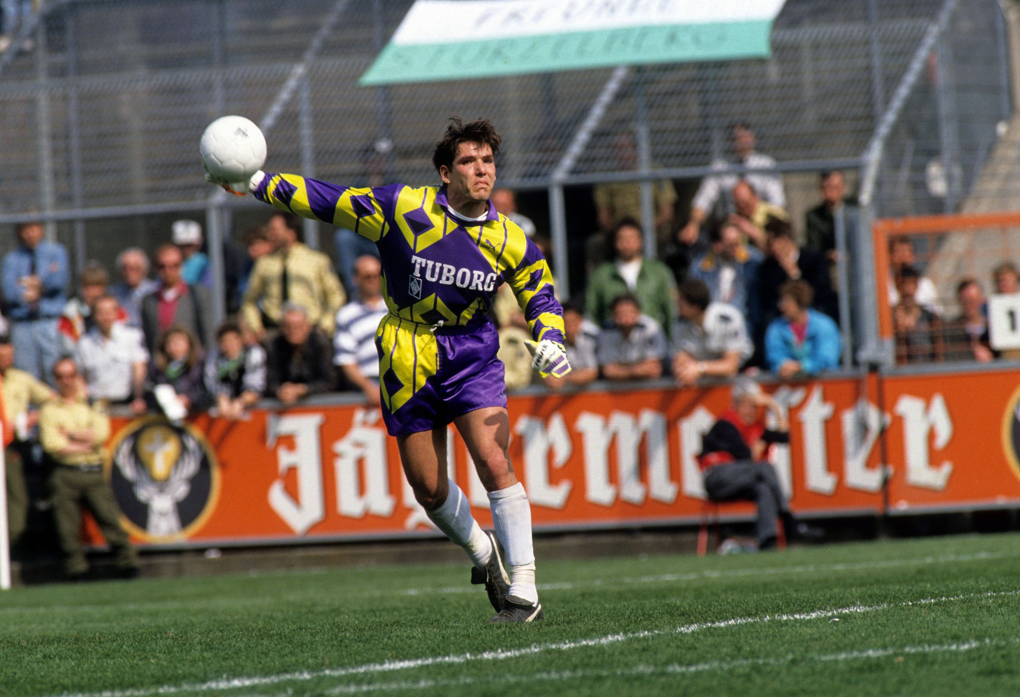Torhüter Uwe Kamps im Trikot von Borussia Mönchengladbach 1992 auf dem Bökelberg. Kamps wirft den Ball zum Mitspieler.