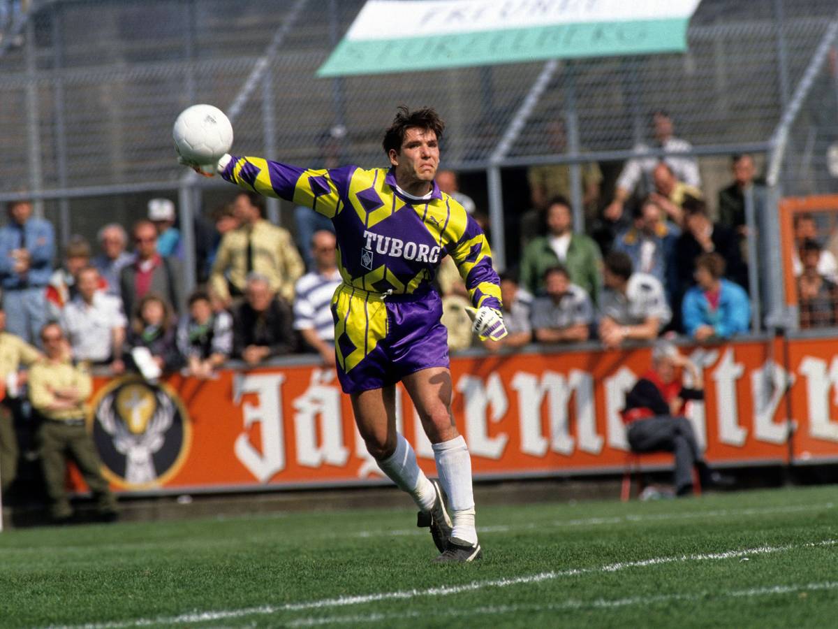 Torhüter Uwe Kamps im Trikot von Borussia Mönchengladbach 1992 auf dem Bökelberg. Kamps wirft den Ball zum Mitspieler.
