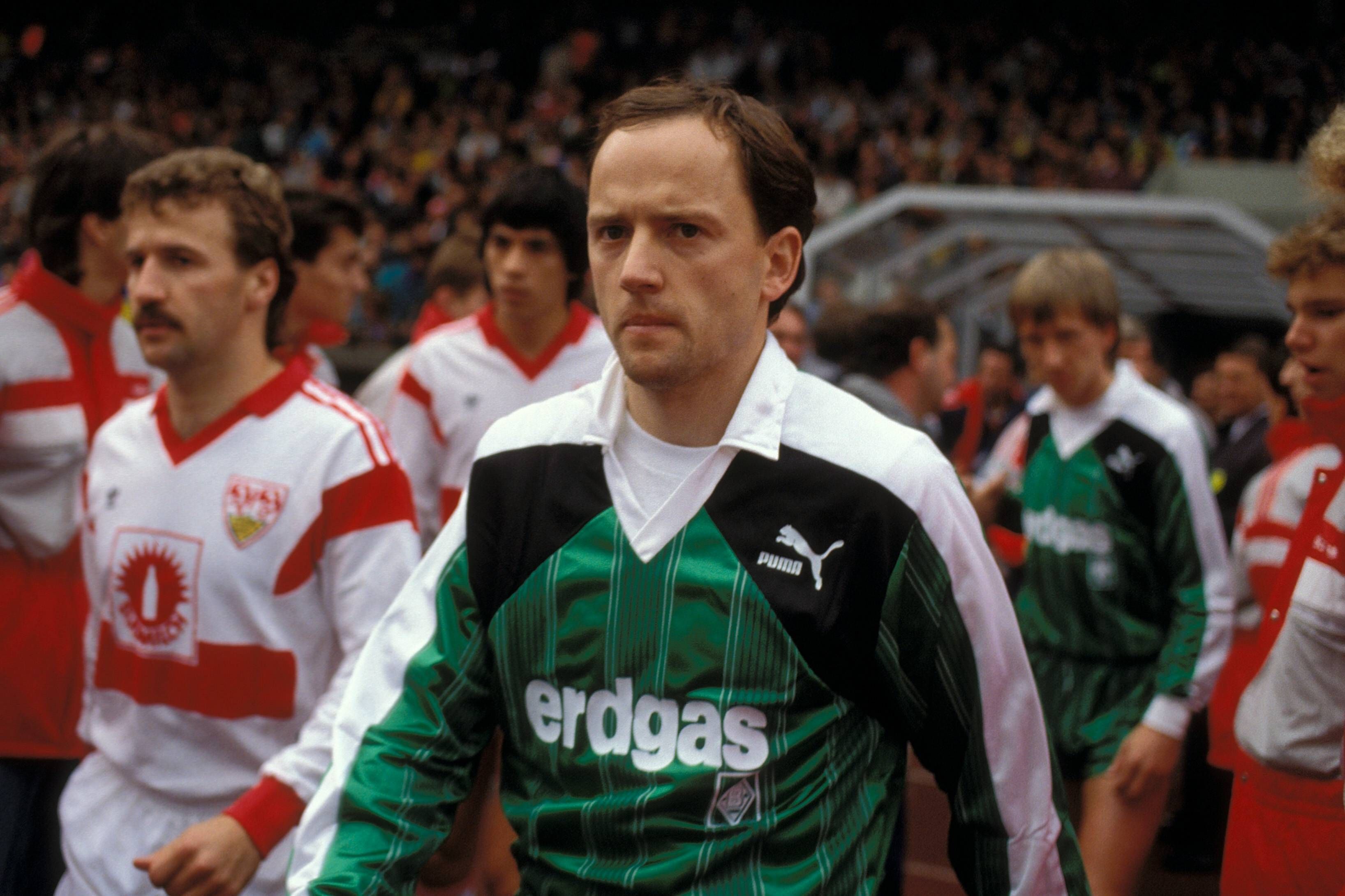 Von 1989 bis 1990 trug Igor Belanov, hier bei einem Spiel gegen den VfB Stuttgart am 4. November 1989, das Trikot von Borussia Mönchengladbach. Heute kämpft der 61-Jährige in der Ukraine gegen die Russen.