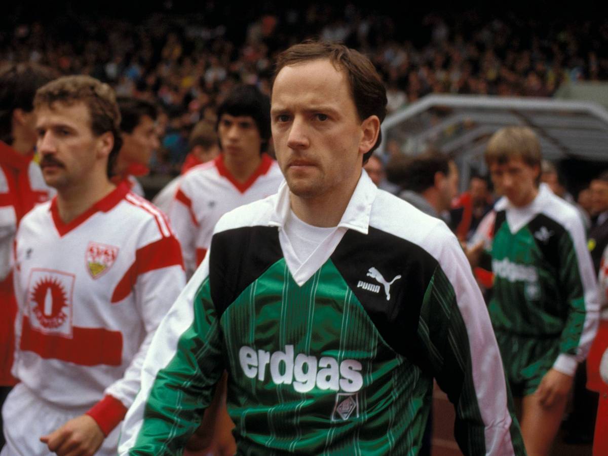 Von 1989 bis 1990 trug Igor Belanov, hier bei einem Spiel gegen den VfB Stuttgart am 4. November 1989, das Trikot von Borussia Mönchengladbach. Heute kämpft der 61-Jährige in der Ukraine gegen die Russen.