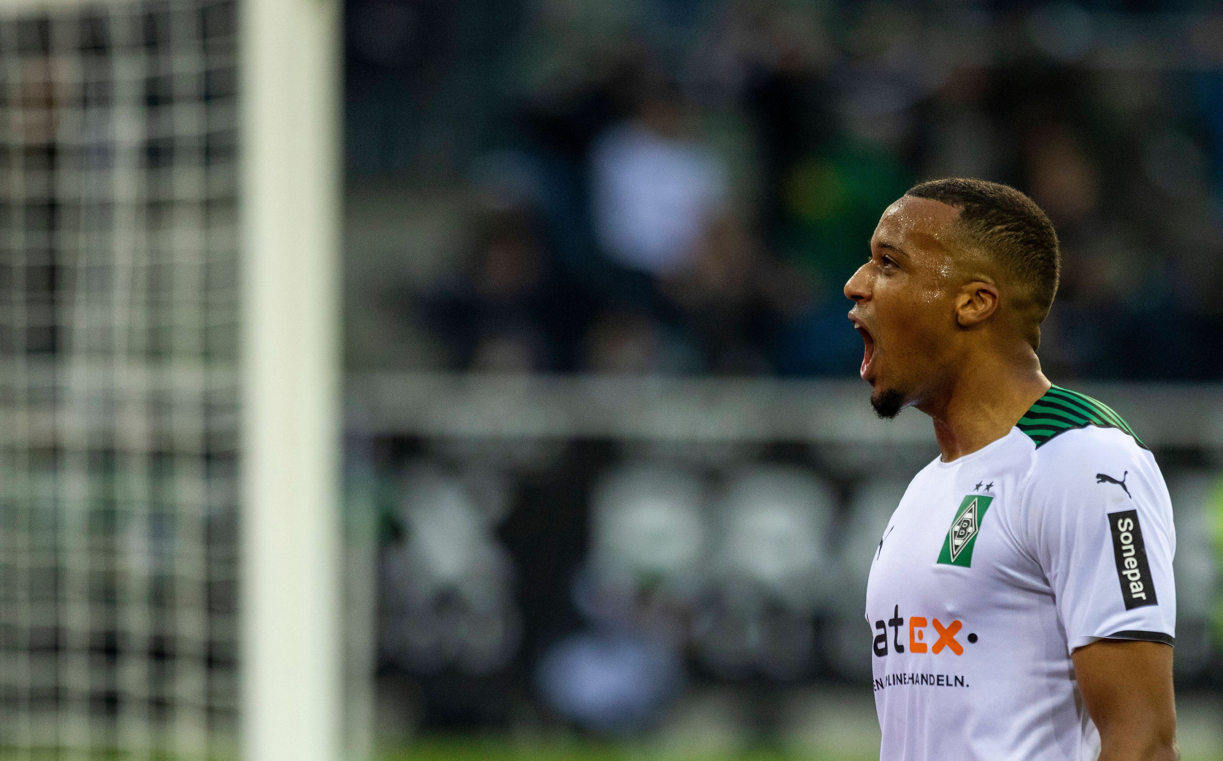 So sollen die Bilder dann am Besten aussehen. Borussia Mönchengladbach-Stürmer Alassane Plea bejubelt seinen Treffer aus dem Hinspiel gegen Fürth (20. November 2021).