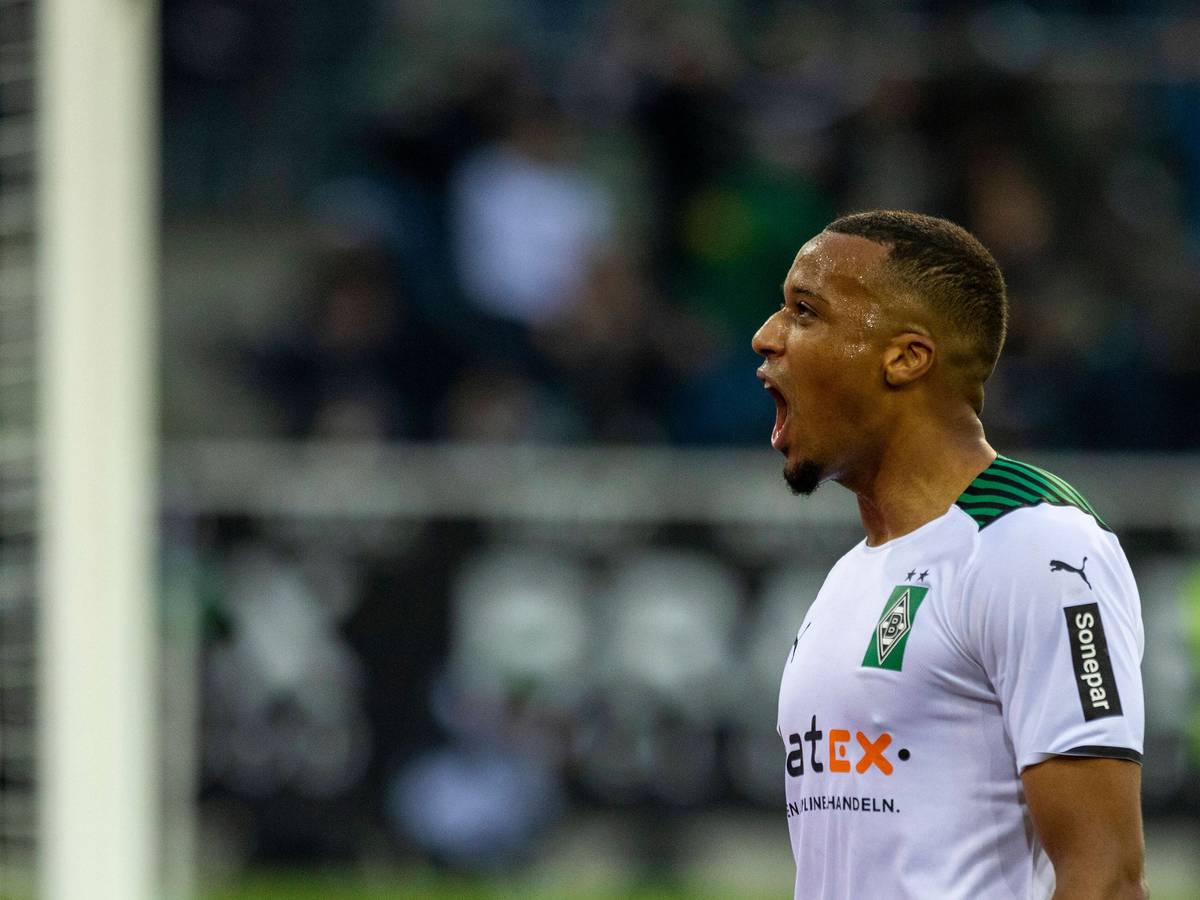 So sollen die Bilder dann am Besten aussehen. Borussia Mönchengladbach-Stürmer Alassane Plea bejubelt seinen Treffer aus dem Hinspiel gegen Fürth (20. November 2021).
