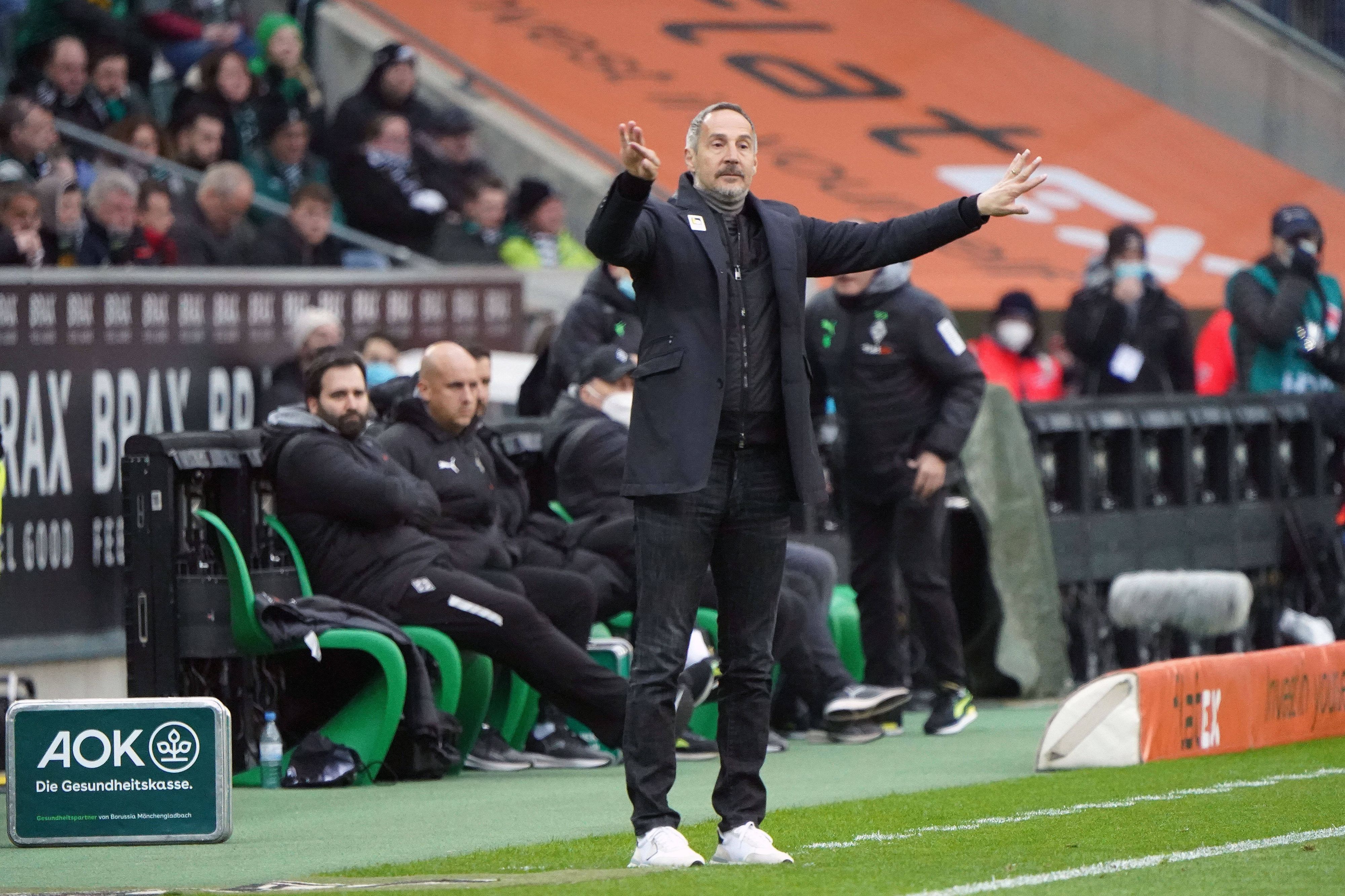 Adi Hütter, Chefcoach von Borussia Mönchengladbach, hat jede Menge personelle Möglichkeiten für die Partie in Fürth. Hier dirigiert er die Spieler auf dem Feld gegen Mainz 05 am 3. April 2022.