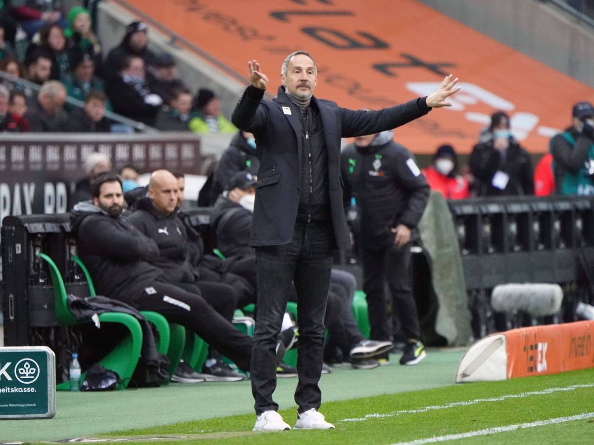 Adi Hütter, Chefcoach von Borussia Mönchengladbach, hat jede Menge personelle Möglichkeiten für die Partie in Fürth. Hier dirigiert er die Spieler auf dem Feld gegen Mainz 05 am 3. April 2022.
