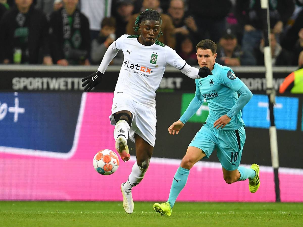 Manu Kone von Borussia Mönchengladbach im Duell mit Marco Meyerhöfer von Greuther Fürth im Bundesliga-Duell am 20. November 2021. Kone nimmt den Ball mit der rechten Fußsohle an. Hinter ihm läuft Meyerhöfer.