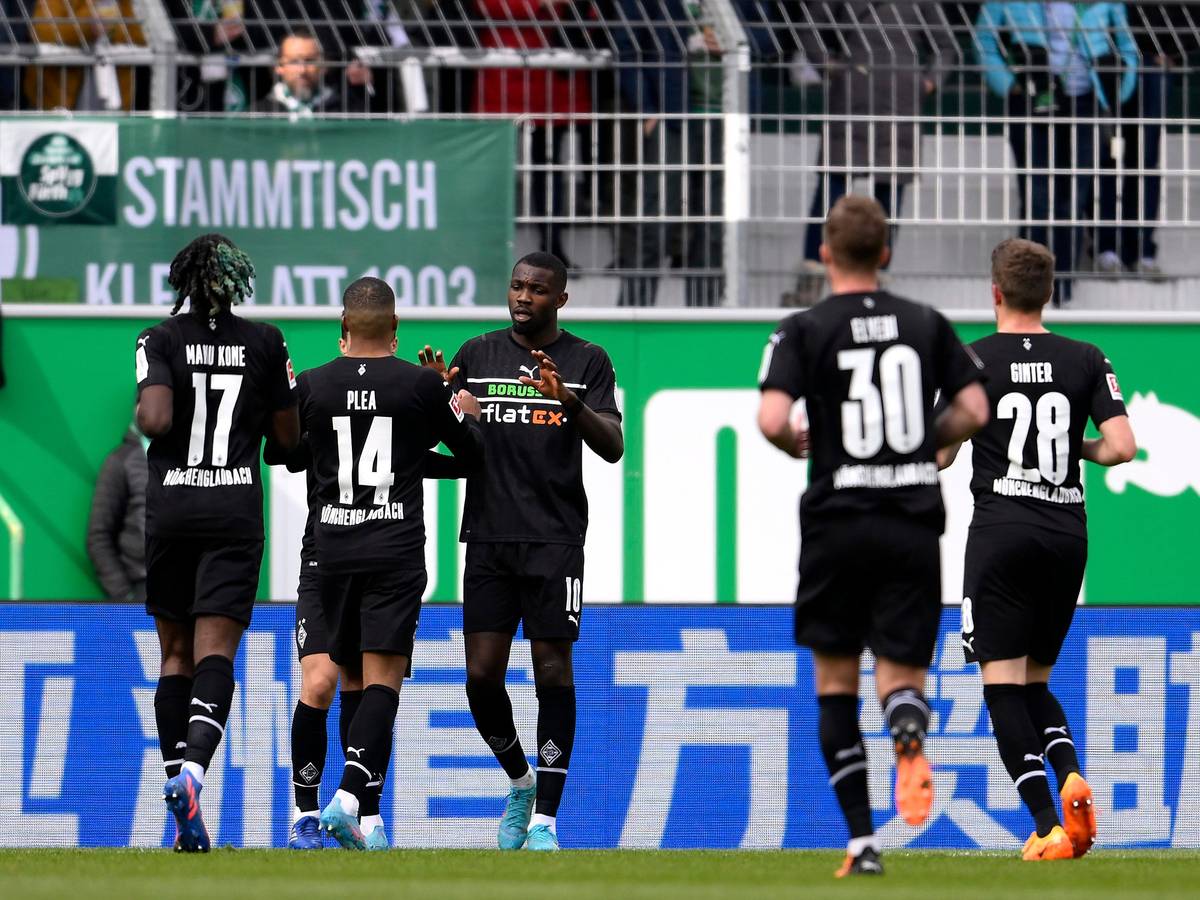 FUERTH, GERMANY - APRIL 09: Marcus Thuram of Borussia Moenchengladbach celebrates after scoring their side's first goal with team mates during the Bundesliga match between SpVgg Greuther Fuerth and Borussia Moenchengladbach at Sportpark Ronhof Thomas Sommer on April 09, 2022 in Fuerth, Germany. (Photo by Daniel Kopatsch/Getty Images)