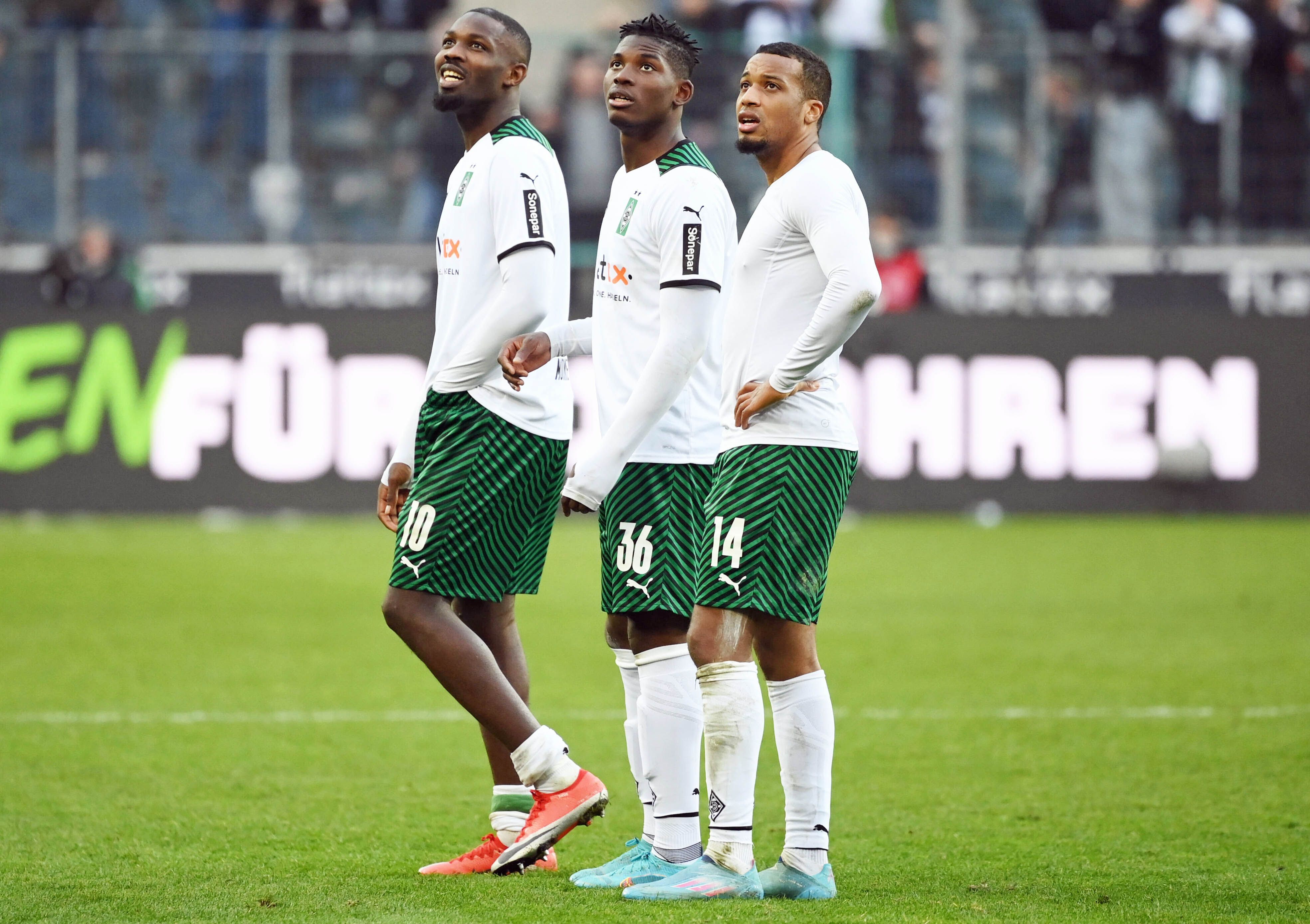 Die Gladbach-Stürmer Marcus Thuram, Breel Embolo und Alassane Plea (v.l.n.r.). Auf diesem Foto sind die drei Borussen-Profis am 26. Februar 2022 zu sehen. Sie schauen Richtung Tribüne.