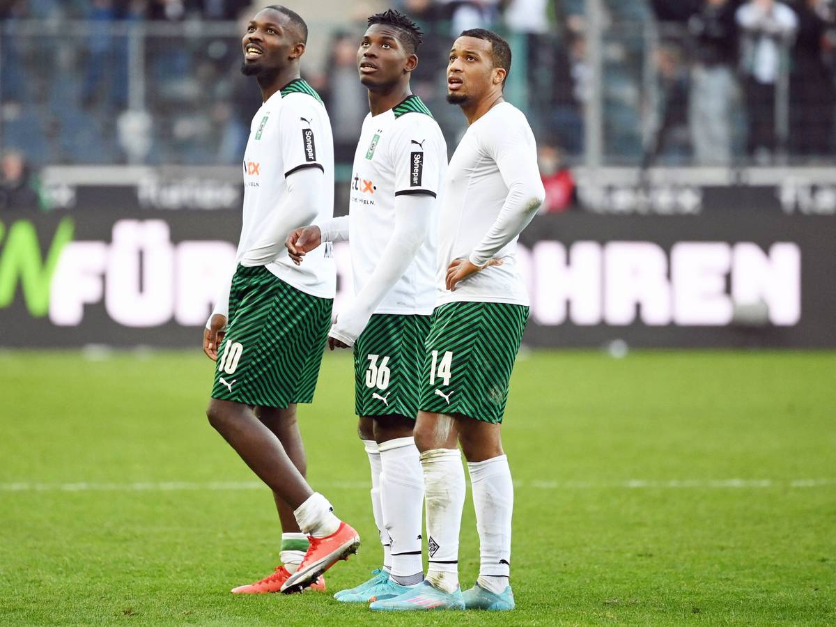 Die Gladbach-Stürmer Marcus Thuram, Breel Embolo und Alassane Plea (v.l.n.r.). Auf diesem Foto sind die drei Borussen-Profis am 26. Februar 2022 zu sehen. Sie schauen Richtung Tribüne.