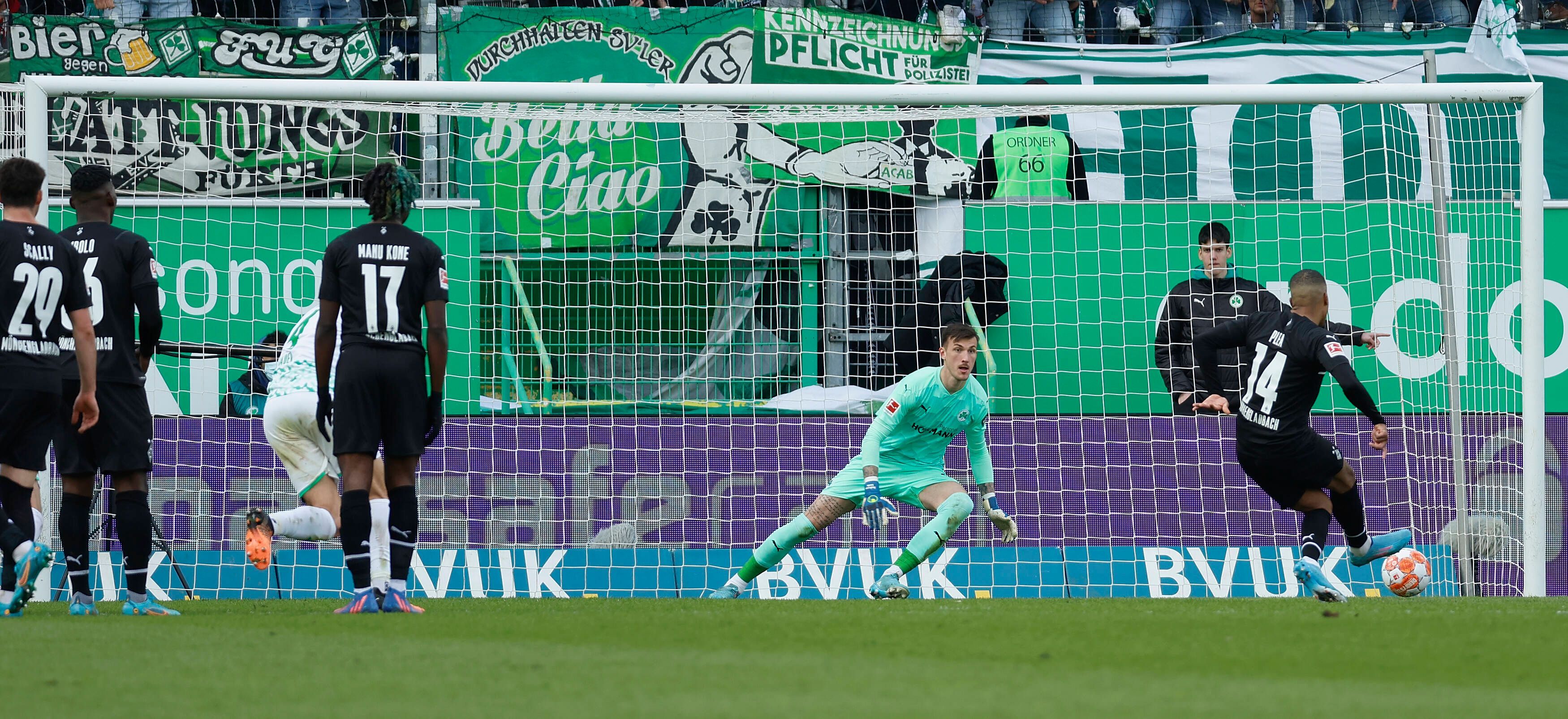 Alassane Plea im Elfmeterduell gegen den Fürther Keeper Andreas Linde. Aufgenommen während des Bundesligaspiels zwischen Greuther Fürth und Borussia Mönchengladbach am 9. April 2022.