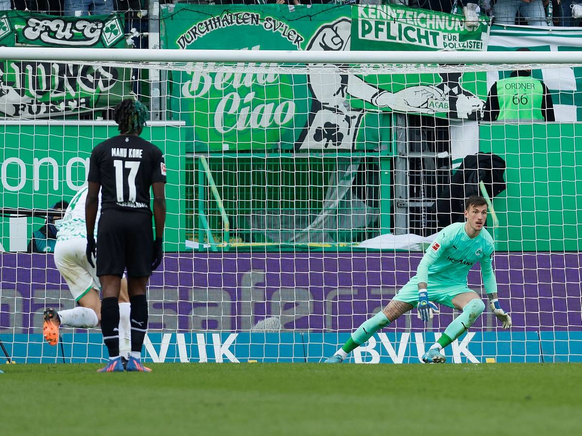 Alassane Plea im Elfmeterduell gegen den Fürther Keeper Andreas Linde. Aufgenommen während des Bundesligaspiels zwischen Greuther Fürth und Borussia Mönchengladbach am 9. April 2022.