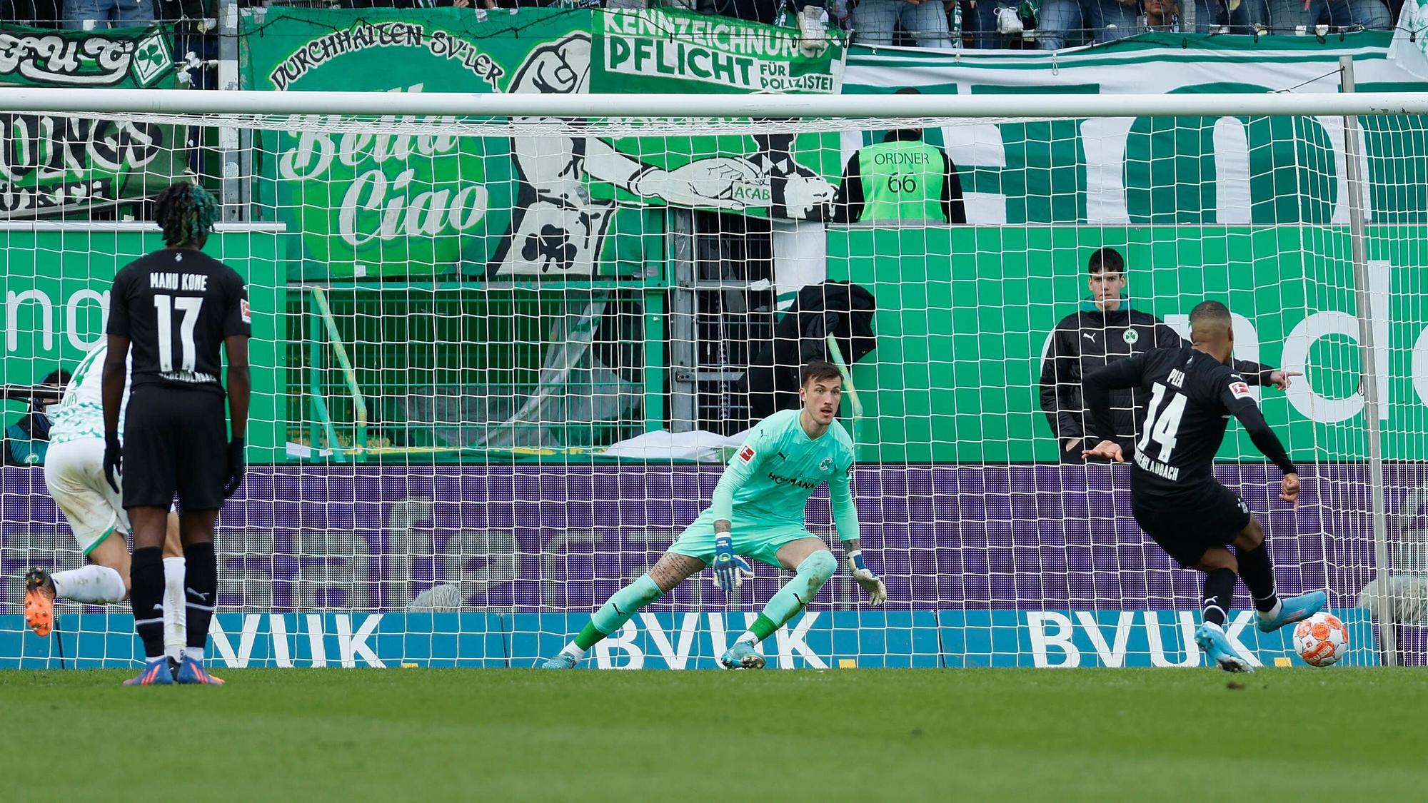 Alassane Plea im Elfmeterduell gegen den Fürther Keeper Andreas Linde. Aufgenommen während des Bundesligaspiels zwischen Greuther Fürth und Borussia Mönchengladbach am 9. April 2022.