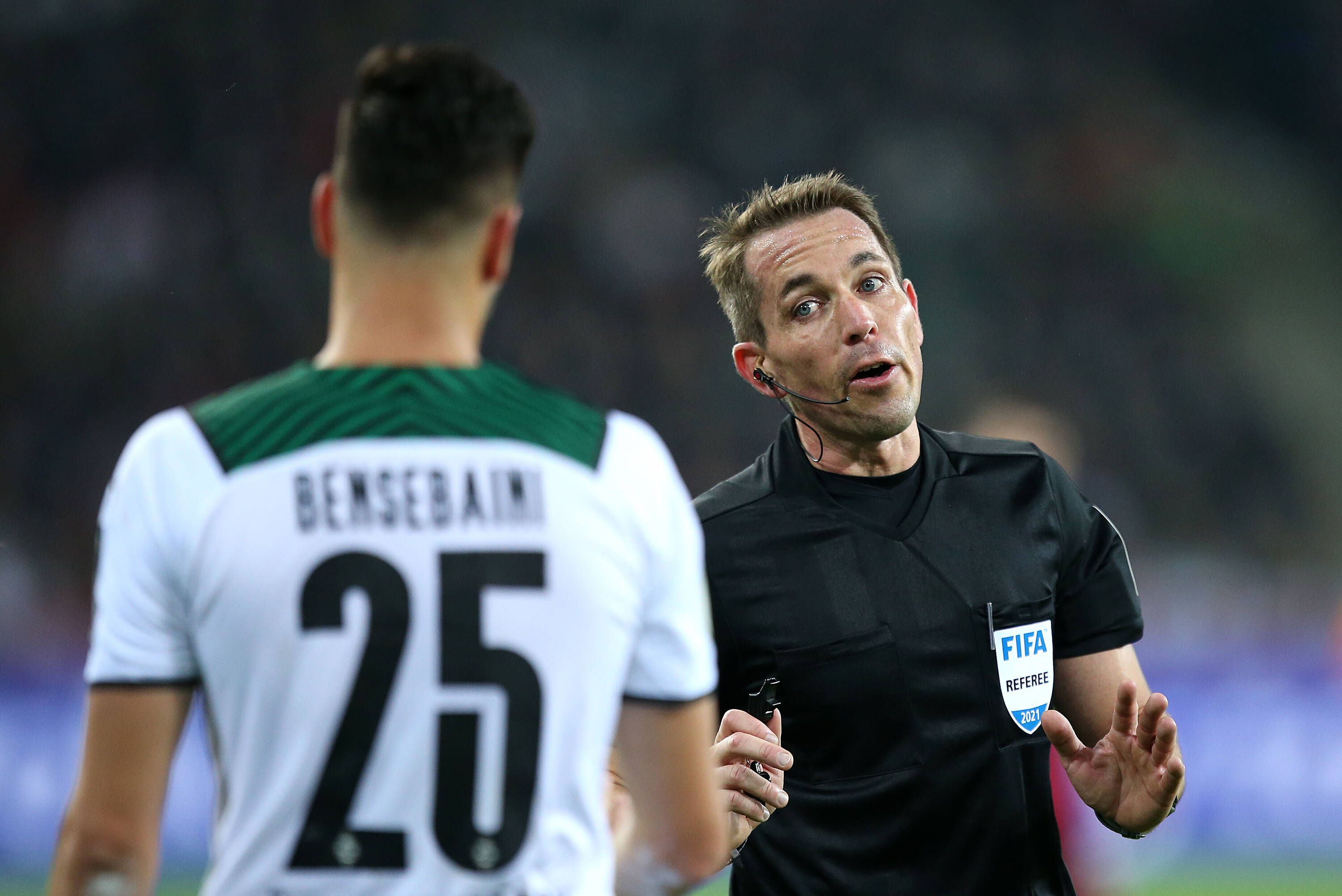 Schiedsrichter Tobias Stieler leitet am heutigen Samstag (9. April 2022) die Bundesliga-Partie zwischen Greuther Fürth und Borussia Mönchengladbach. Auf diesem Foto ist der Unparteiische am 27. Oktober 2021 im Borussia-Park zu sehen. Stieler spricht mit Bensebaini.