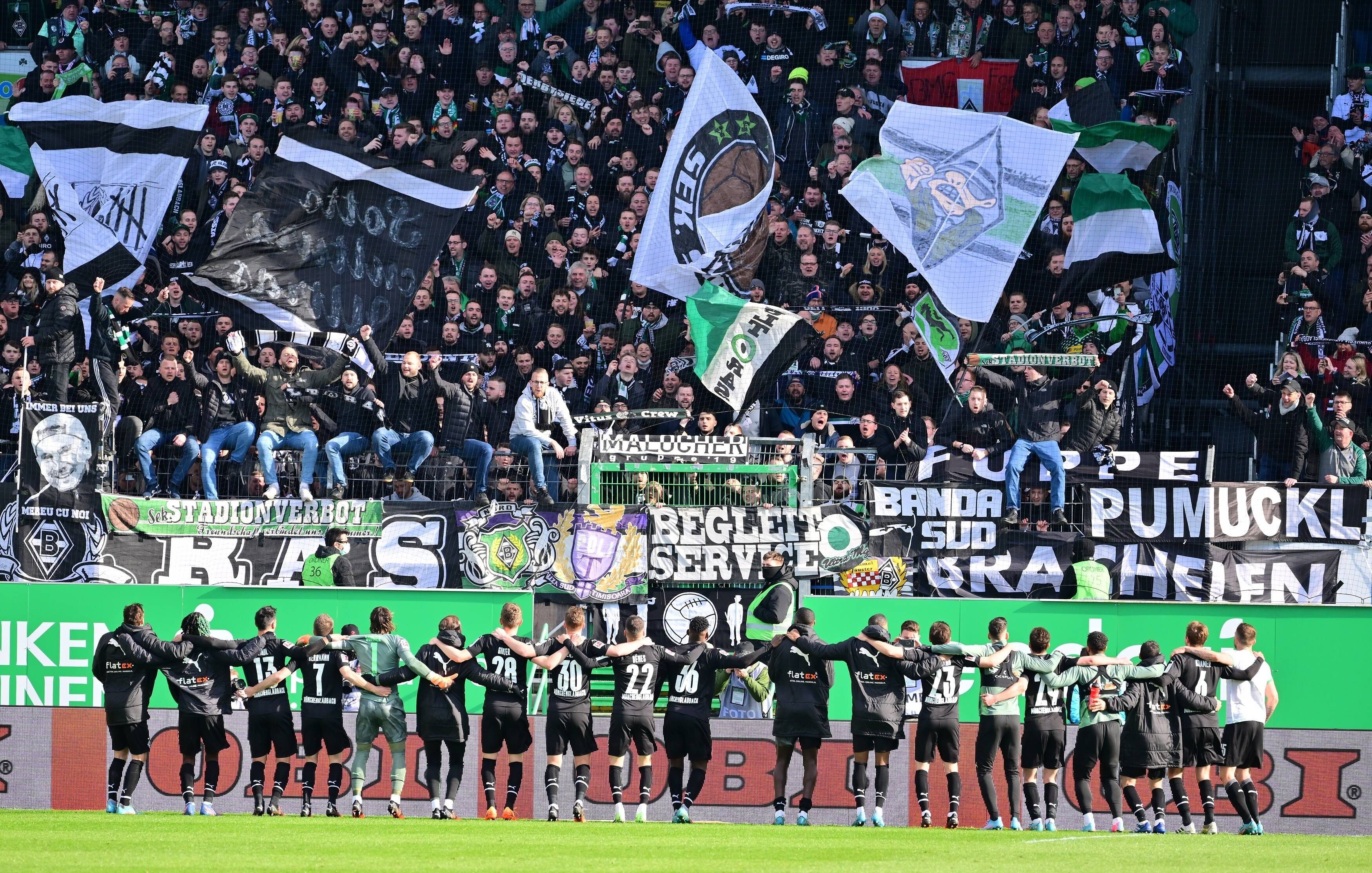 Borussia Mönchengladbach feiert gemeinsam mit den Fans den Sieg gegen Greuther Fürth am 9. April 2022.