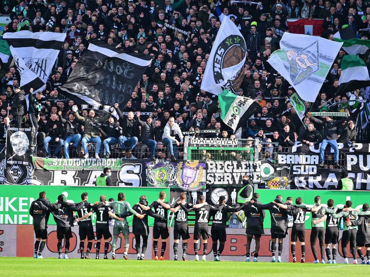 Borussia Mönchengladbach feiert gemeinsam mit den Fans den Sieg gegen Greuther Fürth am 9. April 2022.