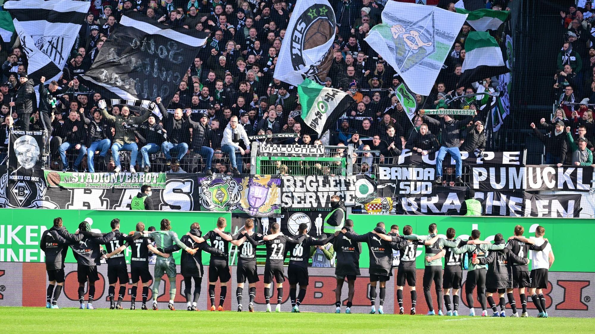 Borussia Mönchengladbach feiert gemeinsam mit den Fans den Sieg gegen Greuther Fürth am 9. April 2022.