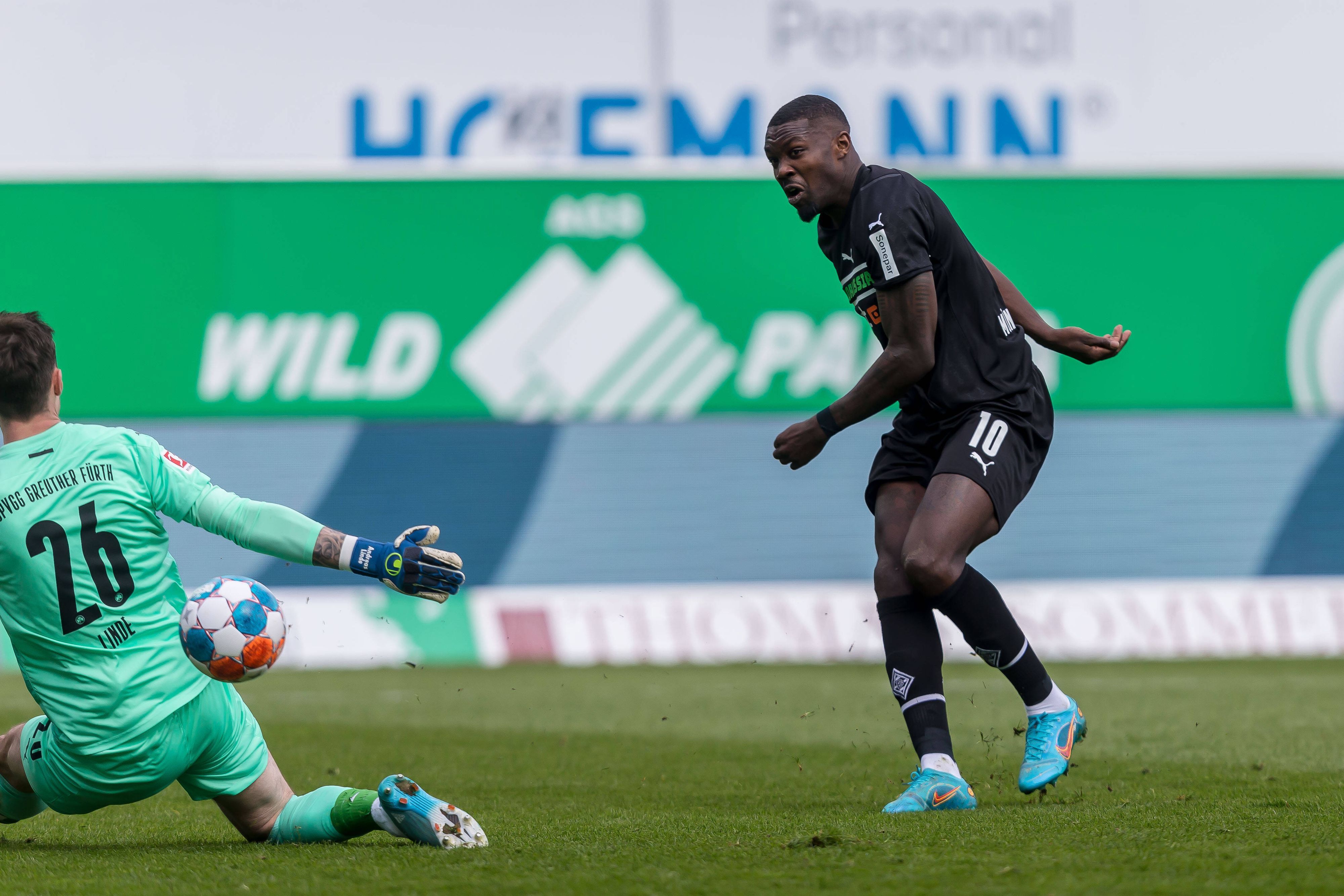 Gladbach-Stürmer Marcus Thuram trifft in dieser Szene zum 1:0 beim Bundesliga-Duell der Fohlen-Elf gegen Greuther Fürth (9. April 2022).