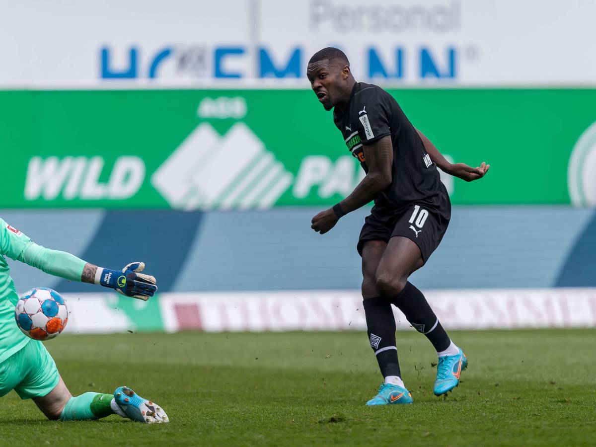 Gladbach-Stürmer Marcus Thuram trifft in dieser Szene zum 1:0 beim Bundesliga-Duell der Fohlen-Elf gegen Greuther Fürth (9. April 2022).