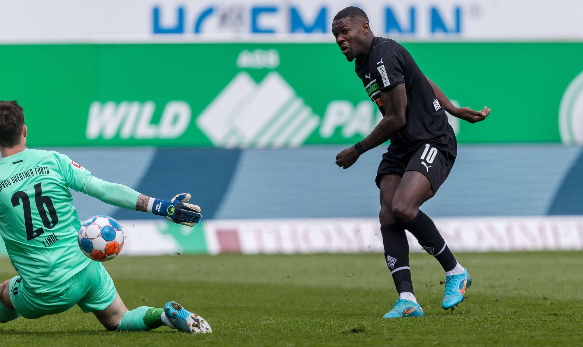 Gladbach-Stürmer Marcus Thuram trifft in dieser Szene zum 1:0 beim Bundesliga-Duell der Fohlen-Elf gegen Greuther Fürth (9. April 2022).